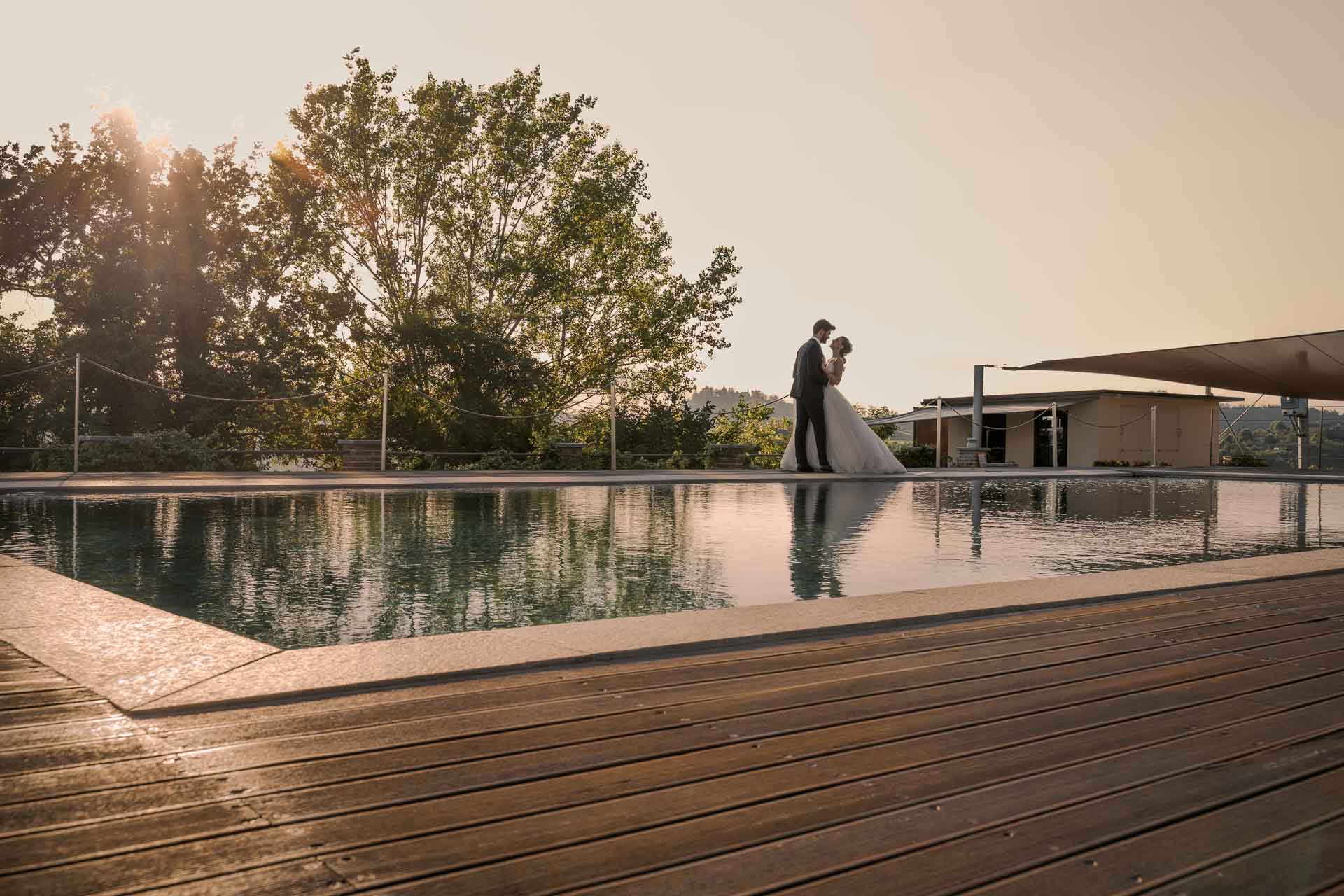 Gli sposi in riva alla piscina panoramica della Madernassa, nella luce del tramonto