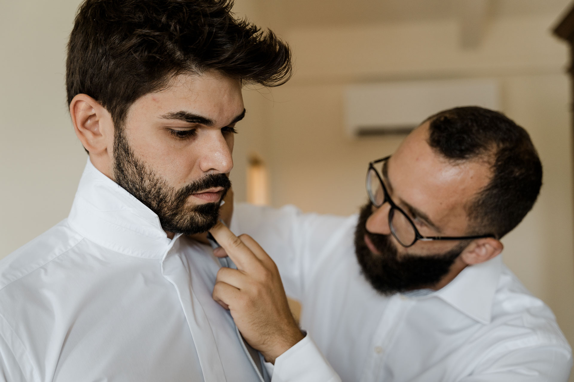 L'amico sistema il colletto della camicia allo sposo