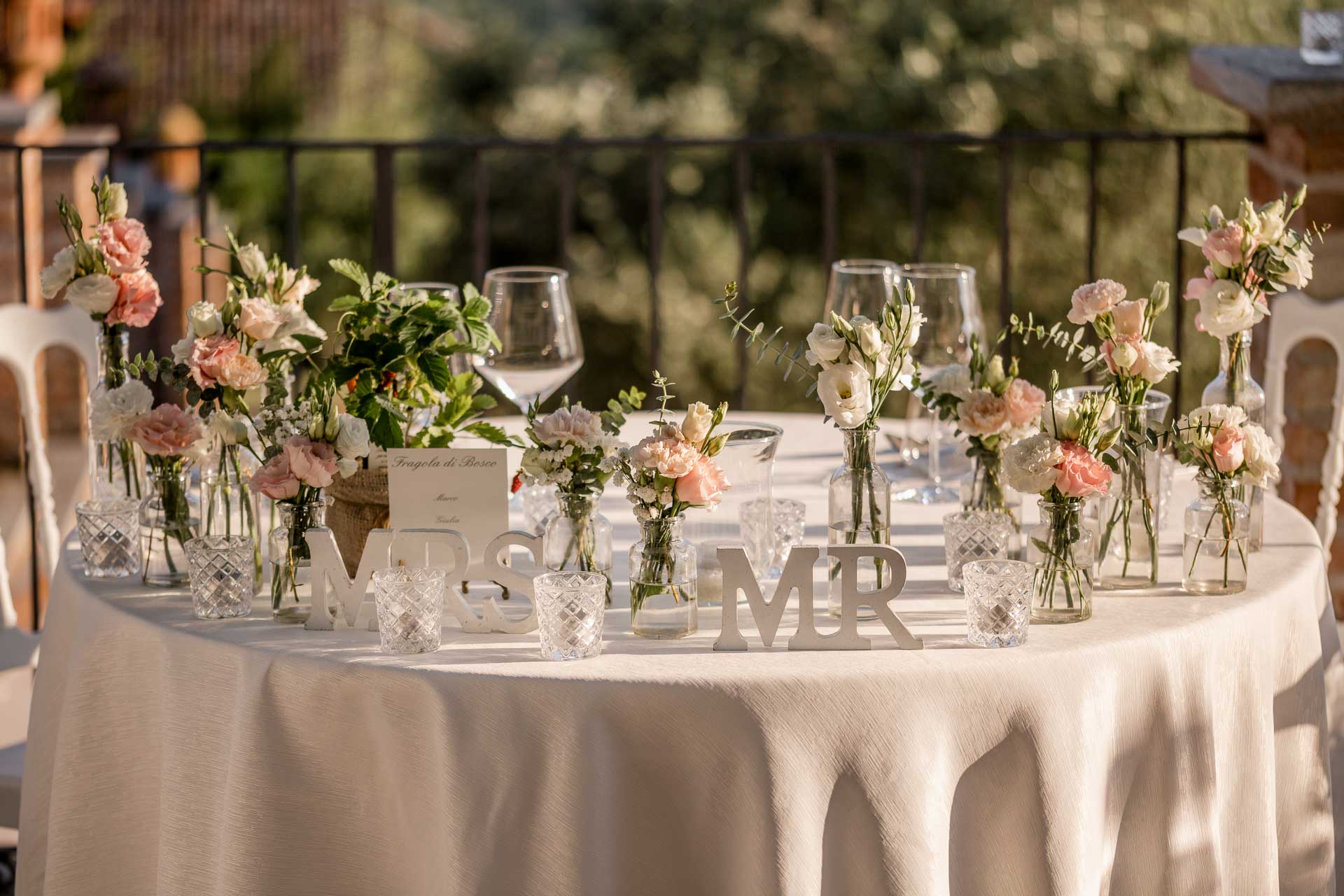 Il tavolo degli sposi con le lettere MRS e MR, tra i vasetti di fiori sulla terrazza