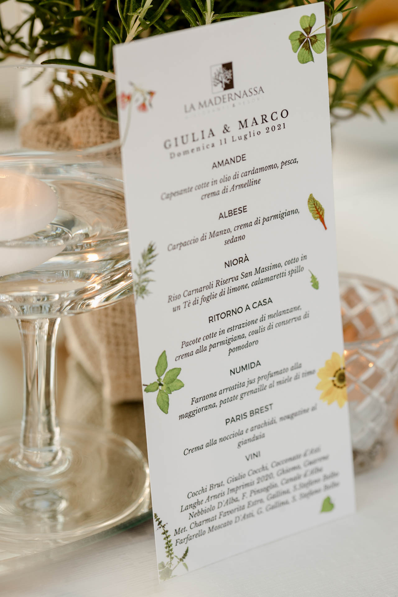 Il menu della Madernassa con i nomi degli sposi, tra i bicchieri