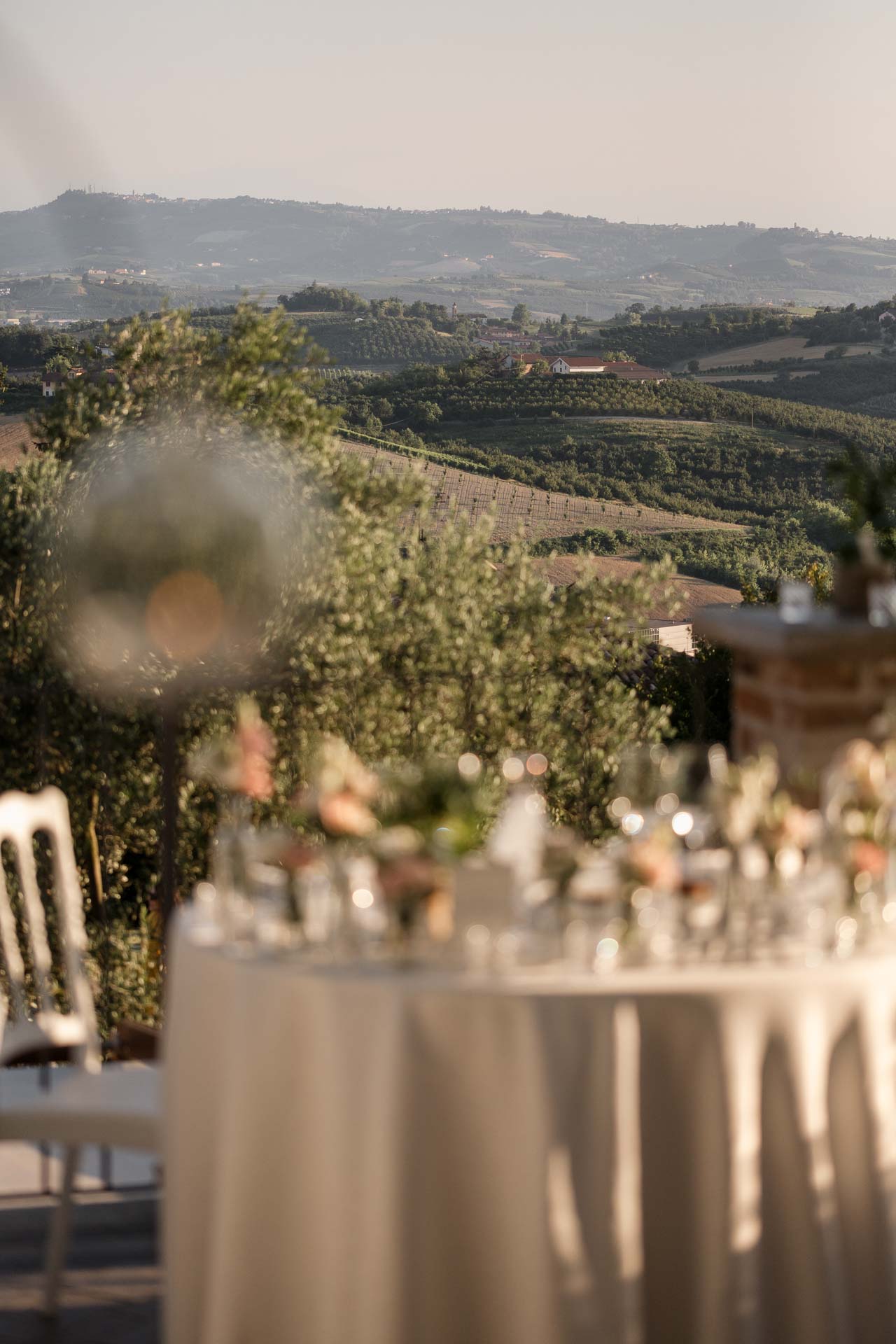 Le colline al tramonto oltre i tavoli apparecchiati