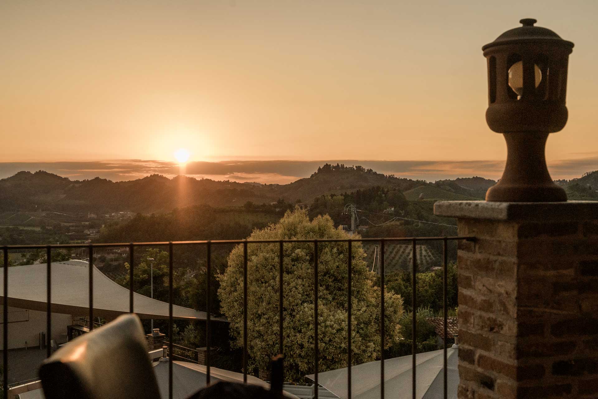 Il sole che tramonta sulle colline del Roero, dalla terrazza della Madernassa
