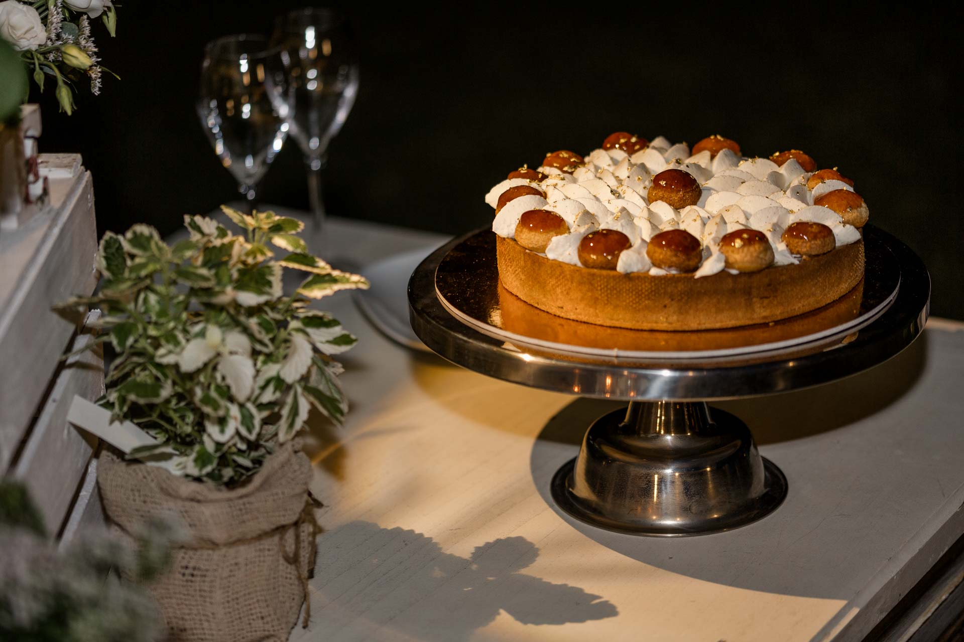 La torta con i bignè caramellati, sul tavolo all'aperto