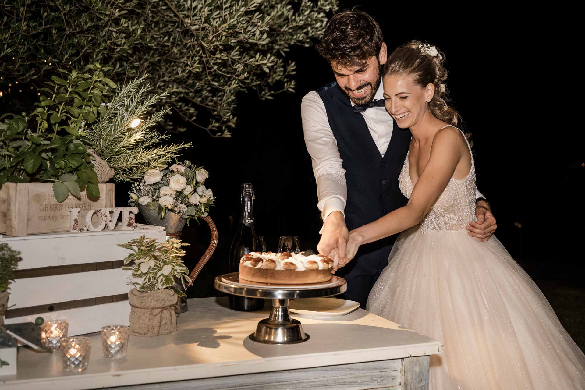 Gli sposi tagliano la torta sotto l'ulivo della Madernassa