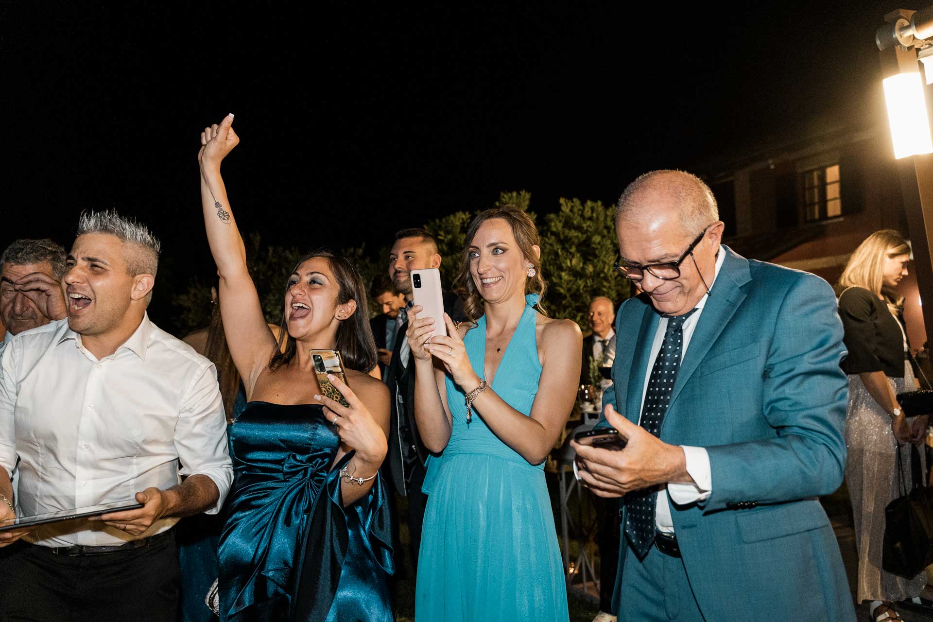 Gli invitati gridano e applaudono