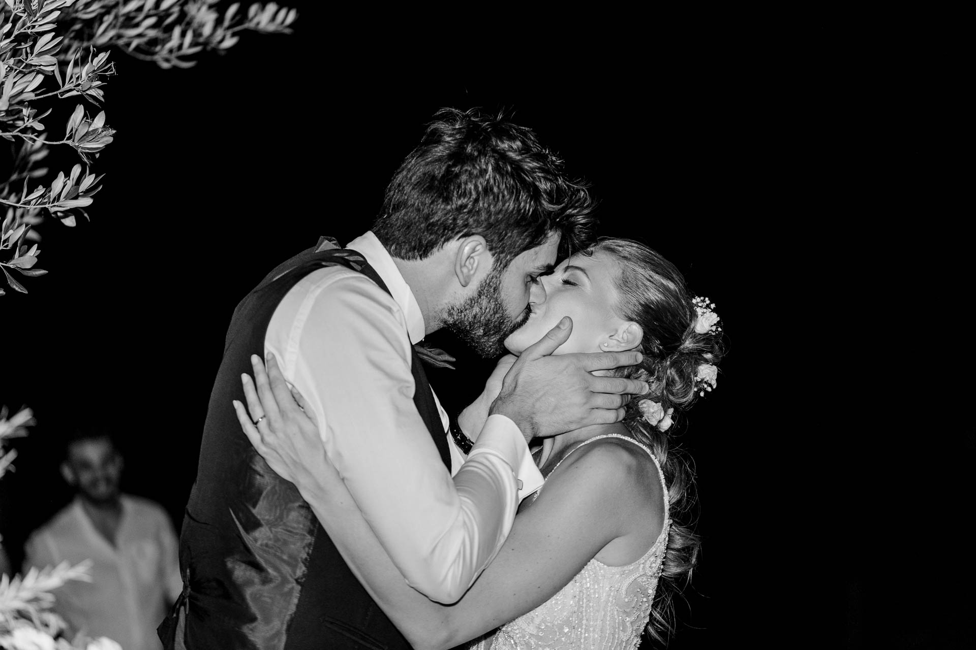 In bianco e nero, gli sposi si baciano nella notte