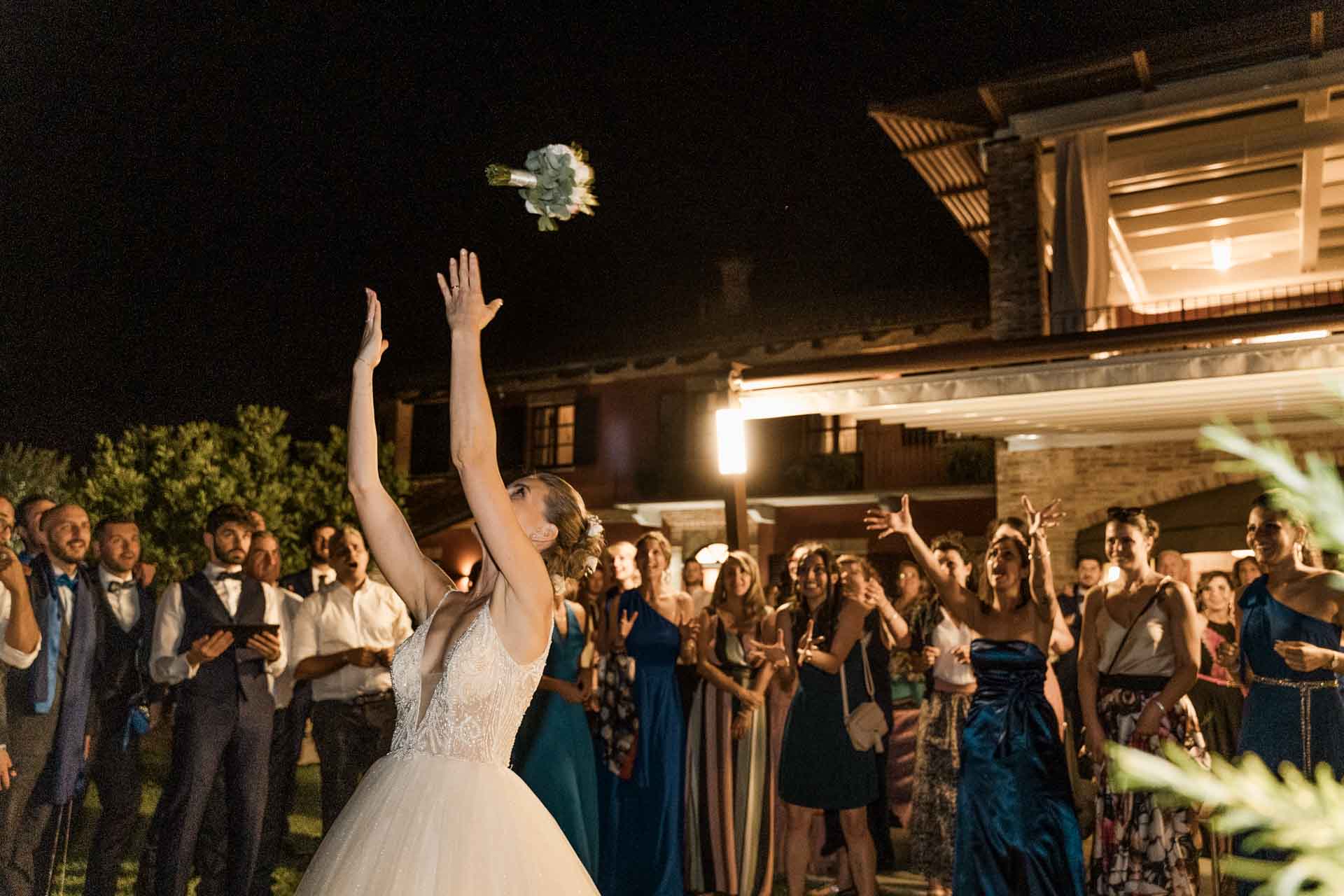 La sposa lancia il bouquet nella notte