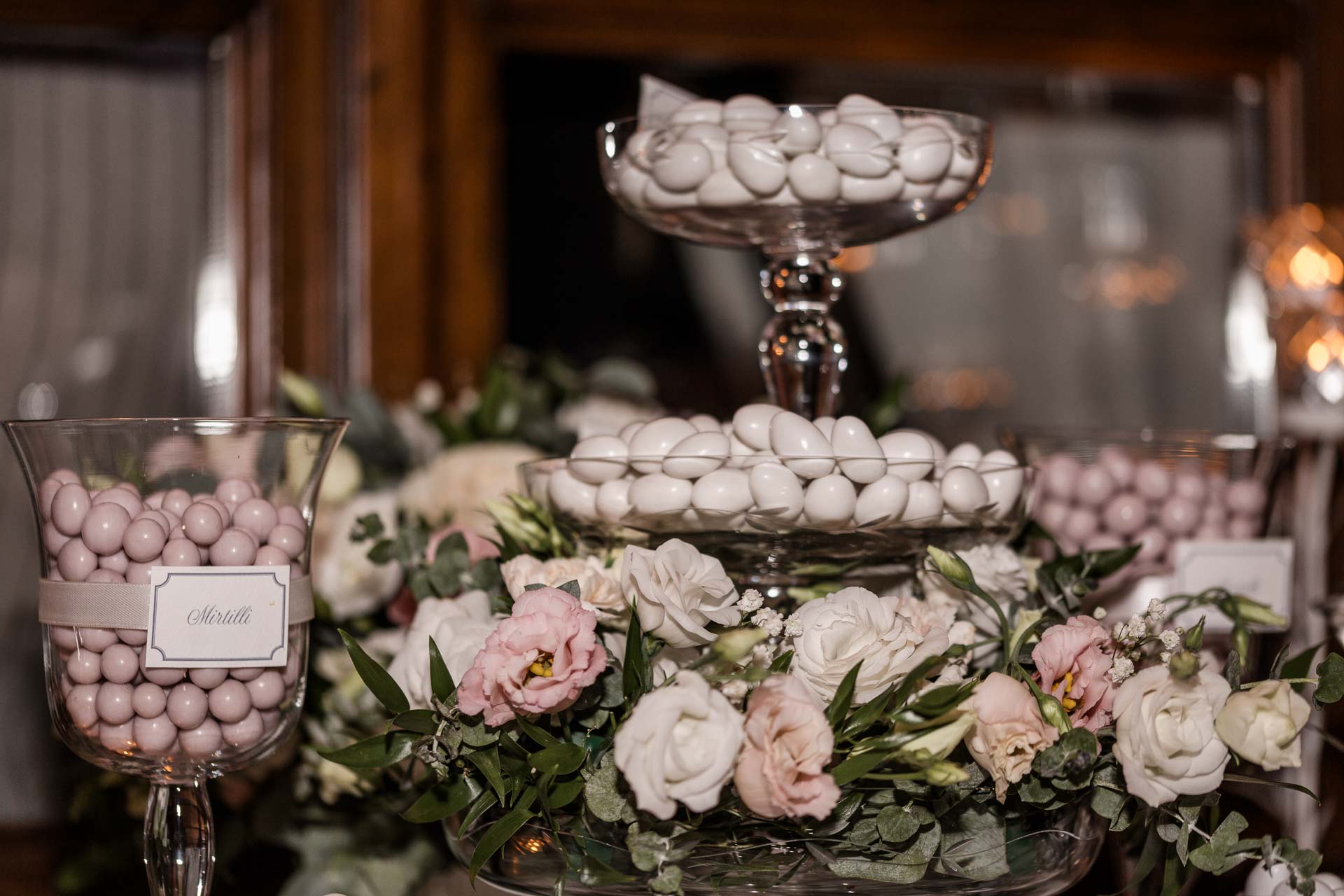 La confettata, con le alzate di confetti tra le rose