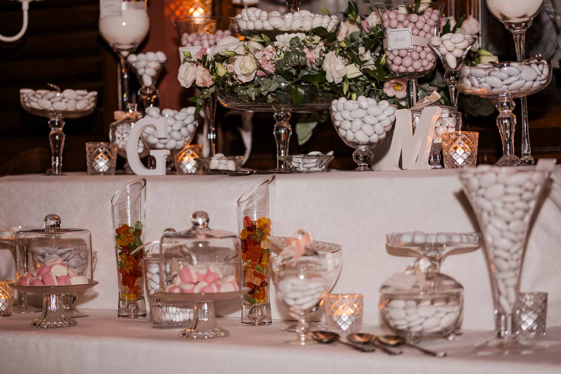 La confettata con le lettere G e M, i barattoli di caramelle e i fiori