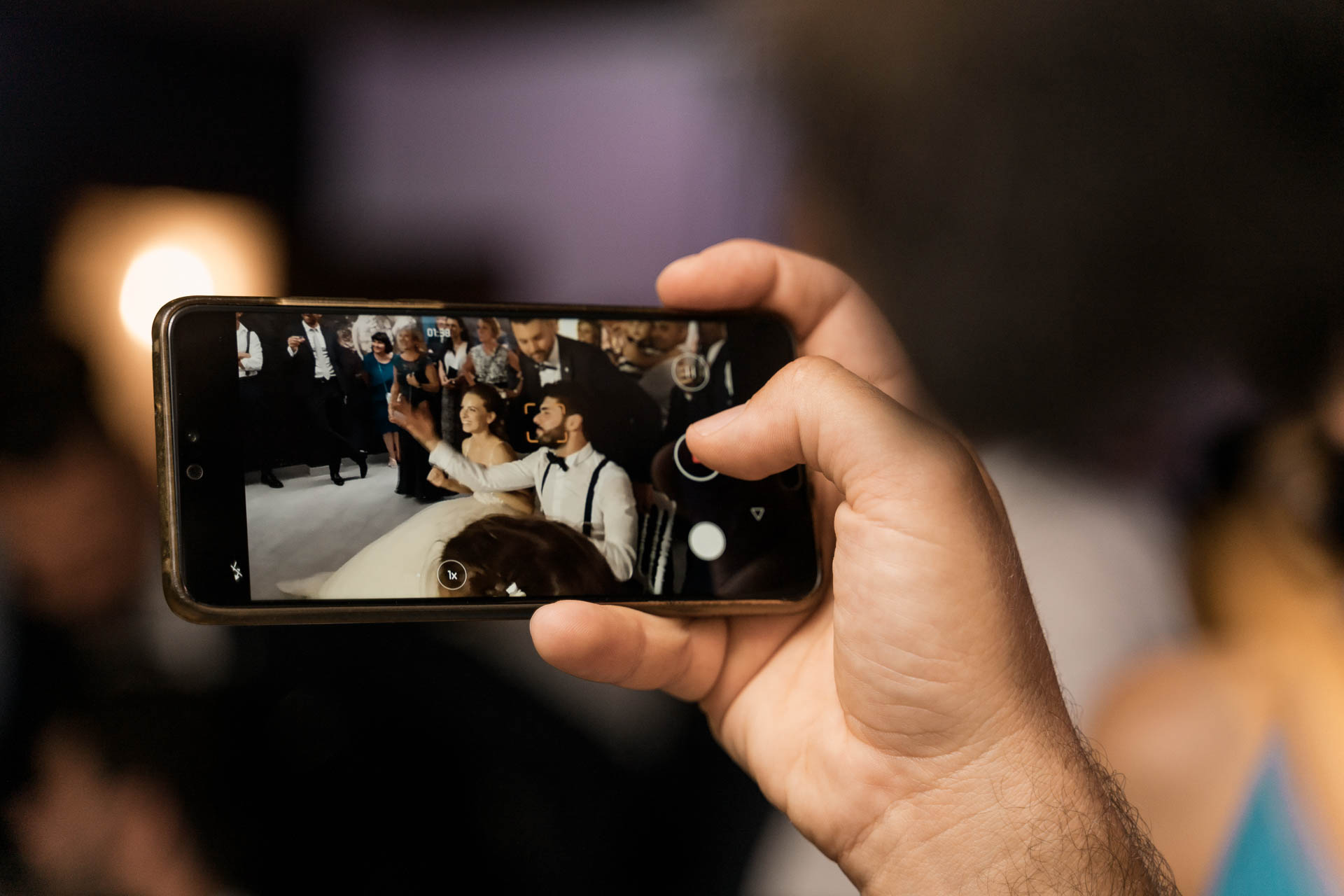 Un telefono riprende la festa, in mano a un invitato
