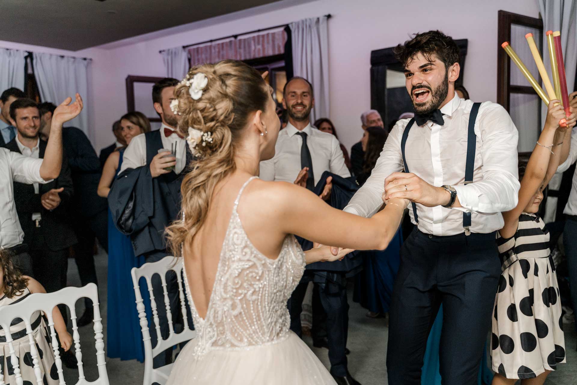 Gli sposi ballano tra gli invitati, con i braccialetti luminosi