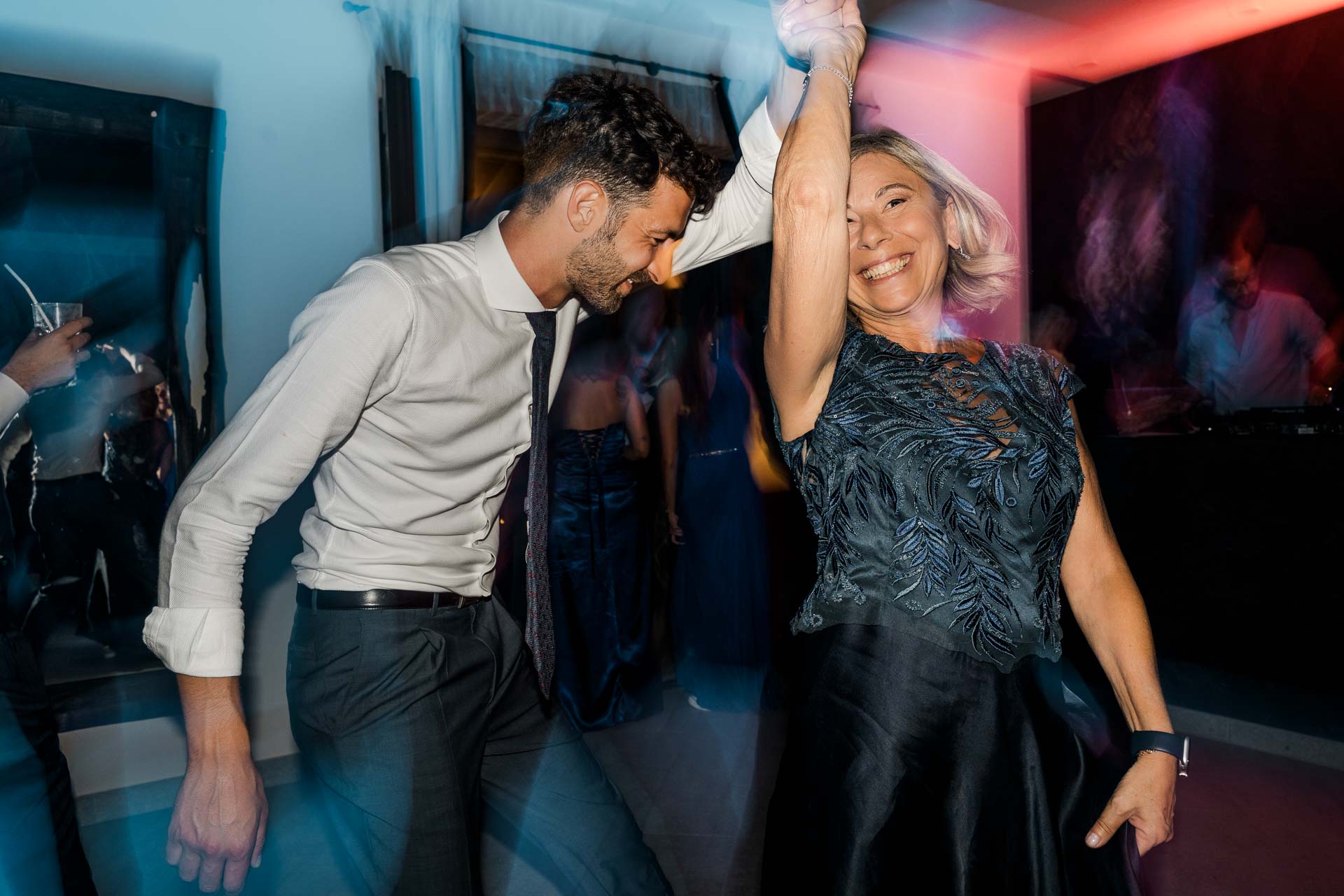 Lo sposo balla con la mamma della sposa