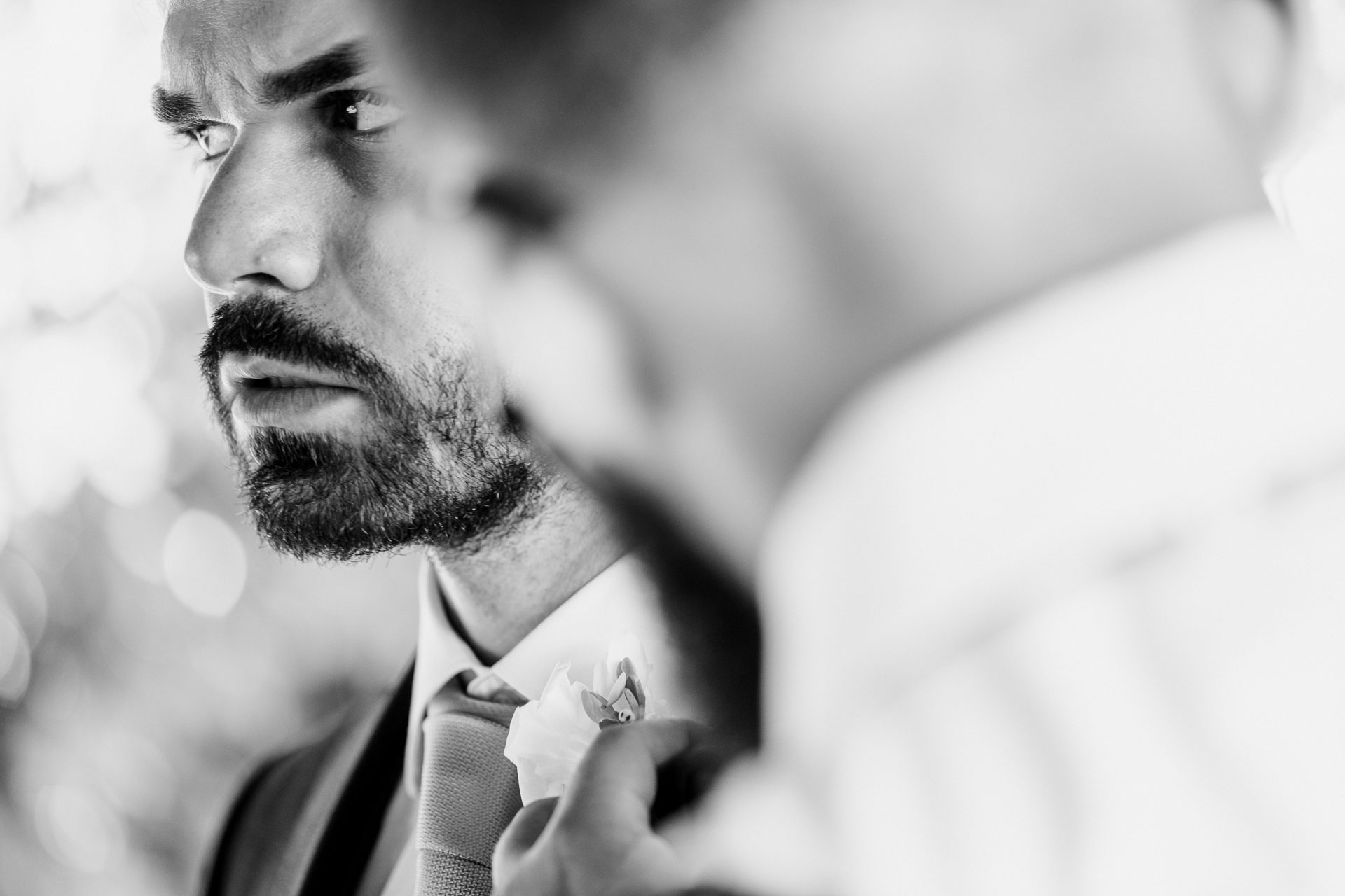 In bianco e nero, il profilo dello sposo e il fiore all'occhiello
