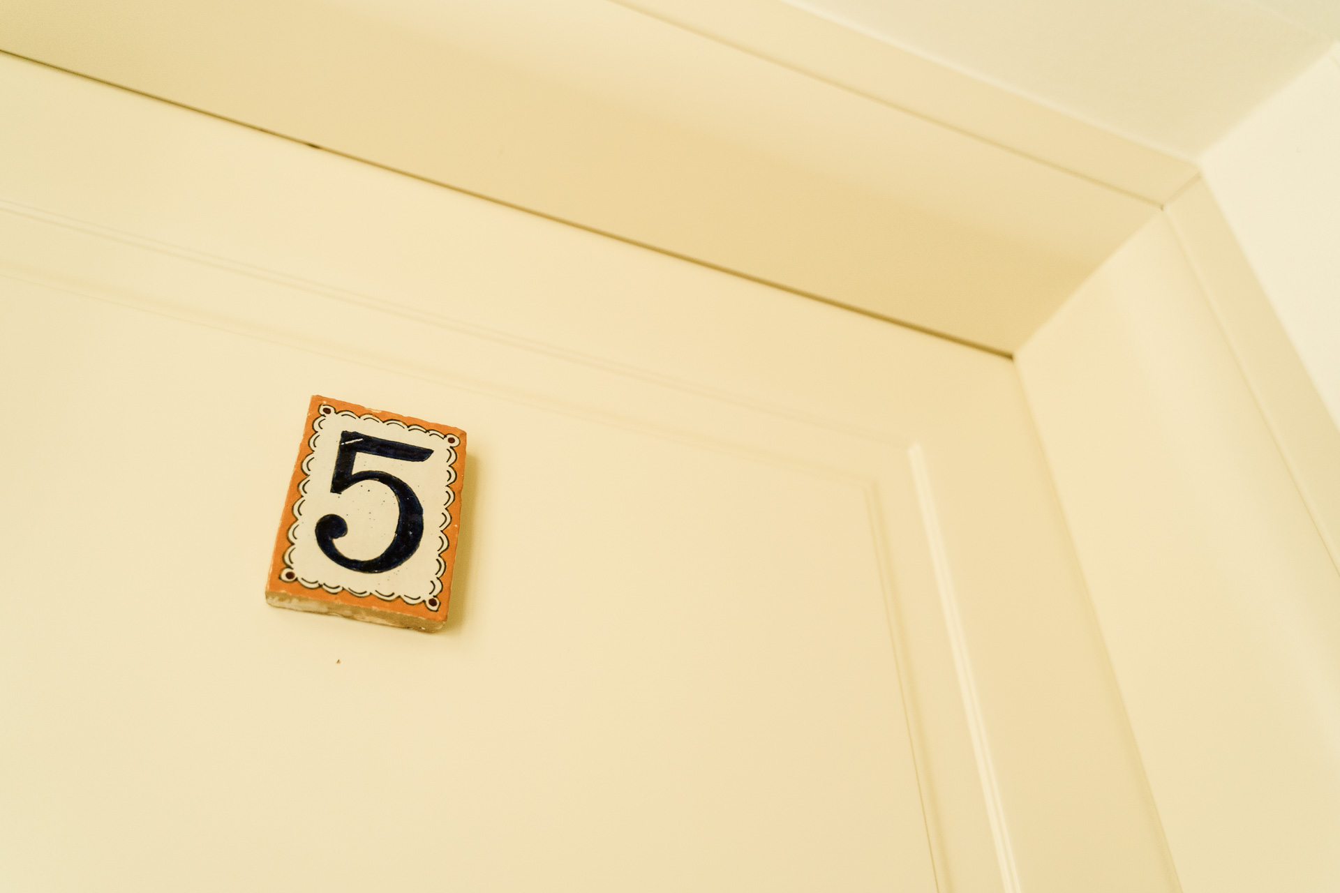 Il numero 5 in ceramica sulla porta della camera della sposa