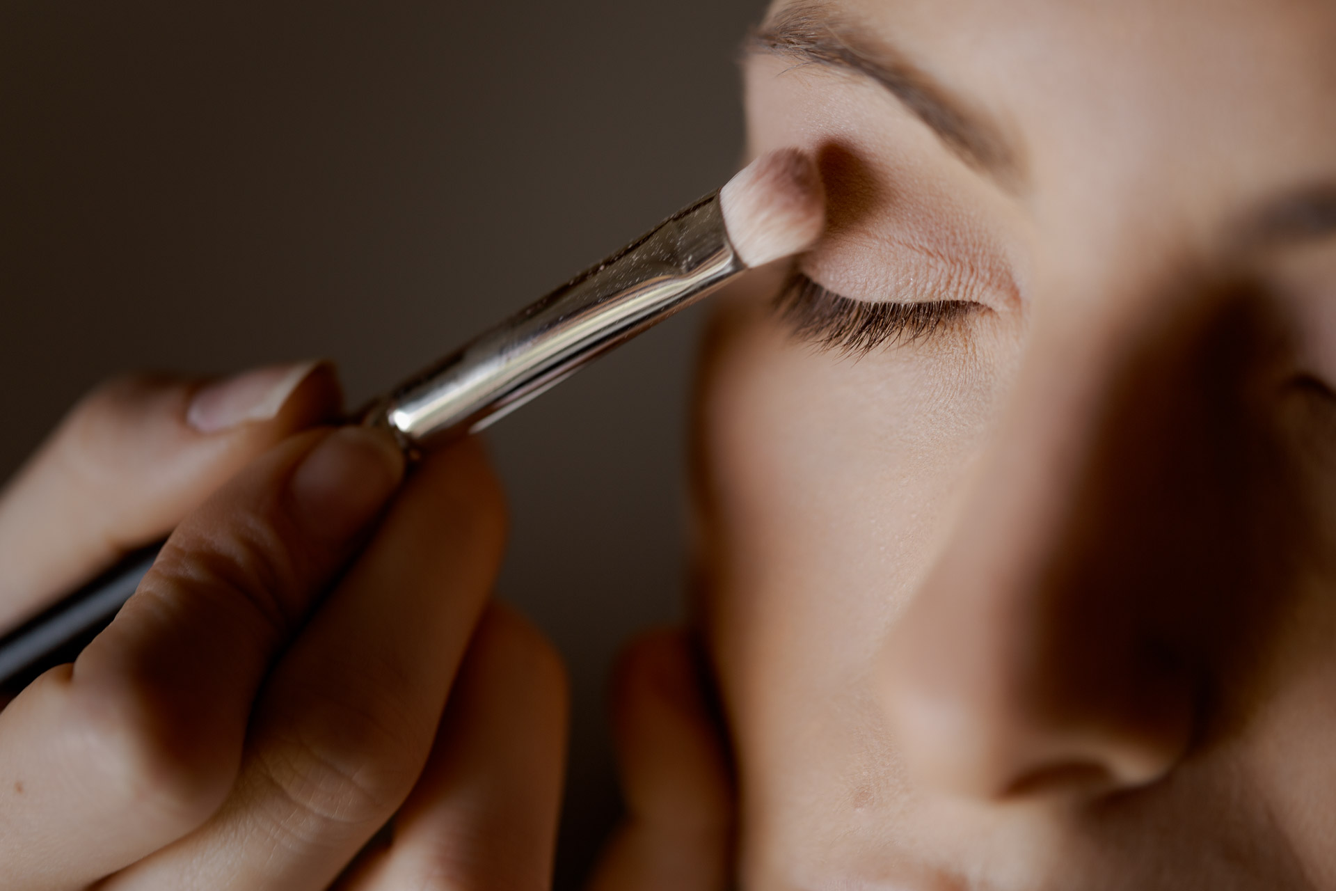 Il pennello del trucco sulla palpebra della sposa