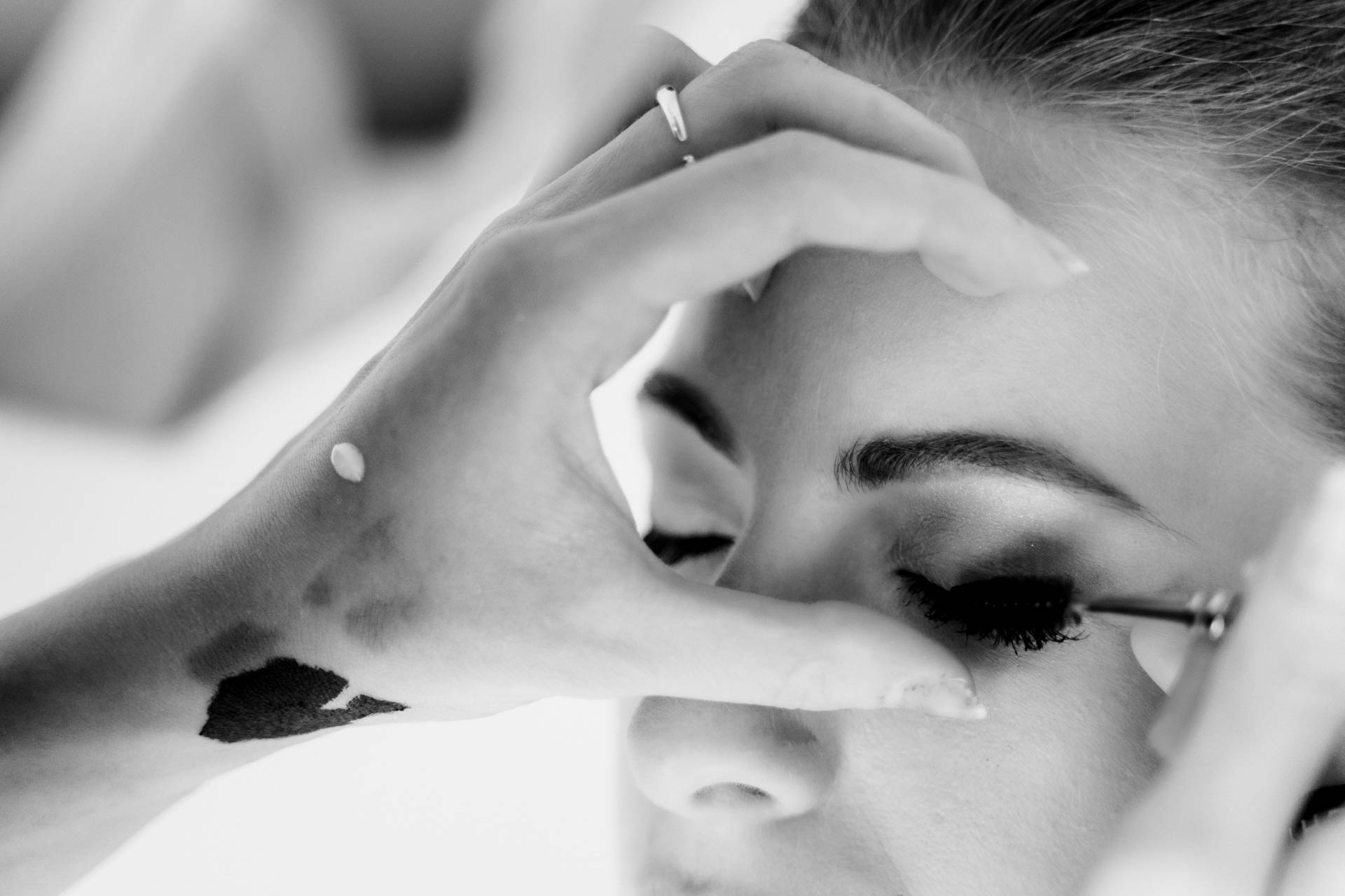 In bianco e nero, il mascara sulle ciglia della sposa