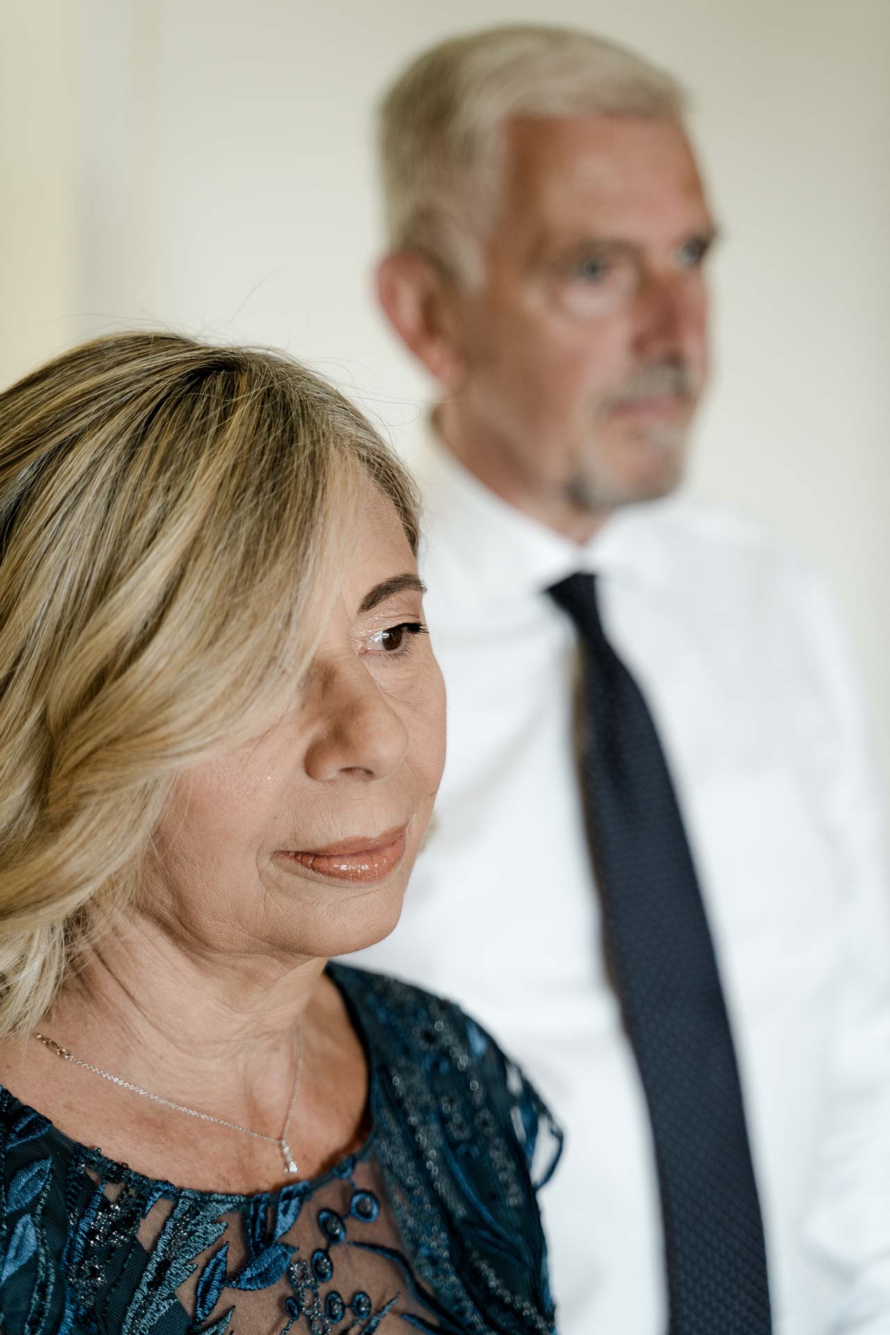 La mamma e il papà della sposa, commossi
