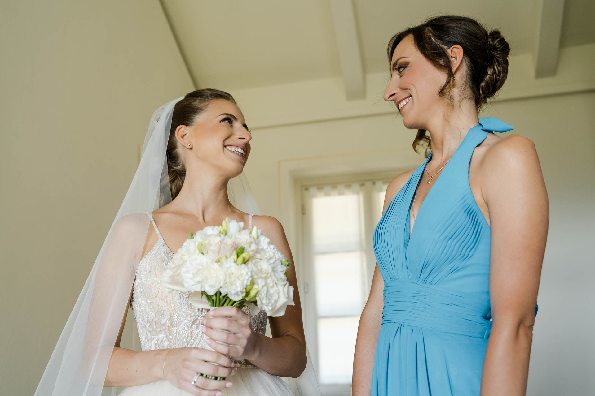 La sposa e l'amica in azzurro si sorridono