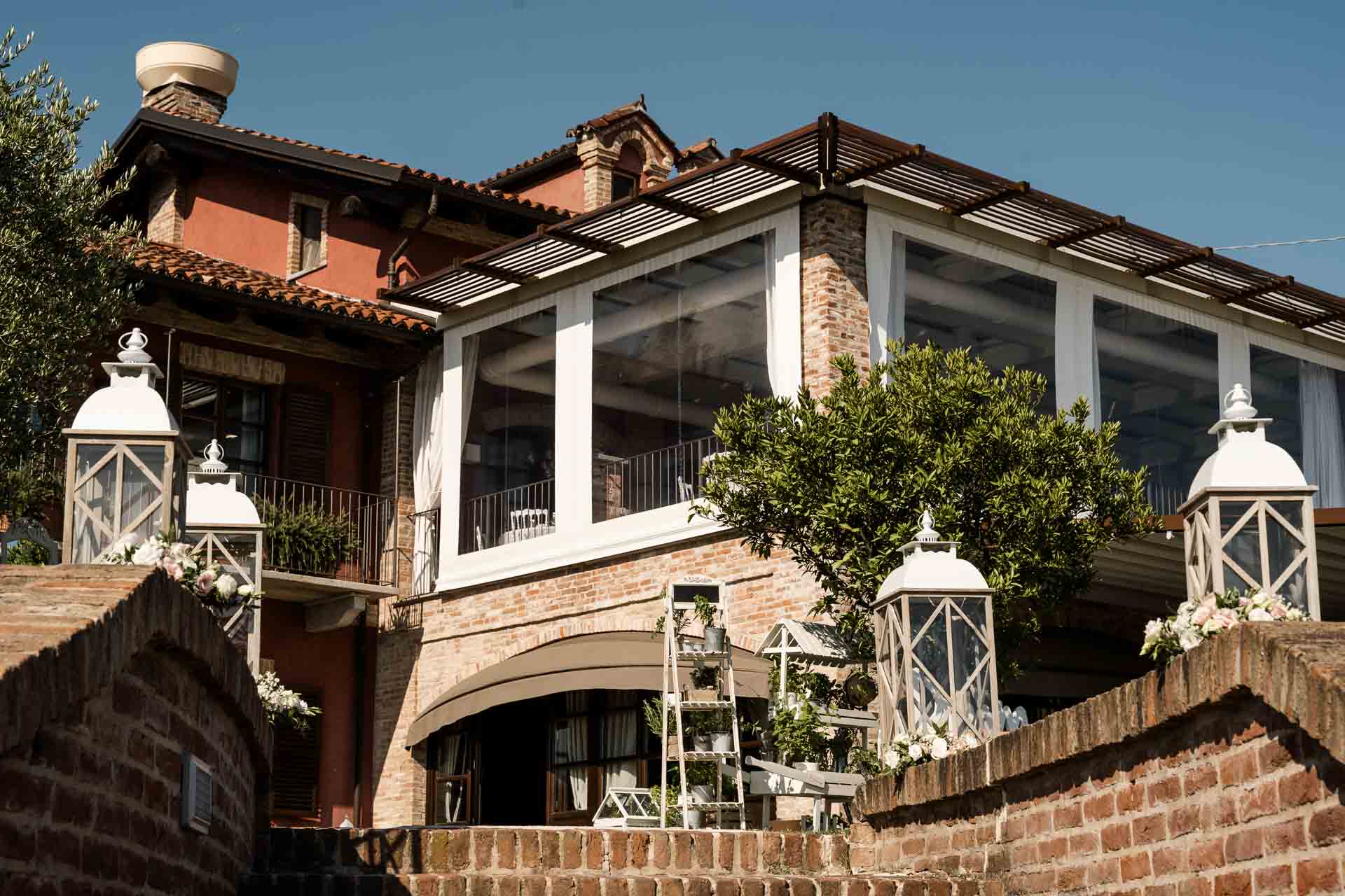 La Madernassa: i mattoni, la veranda di vetro e le lanterne bianche