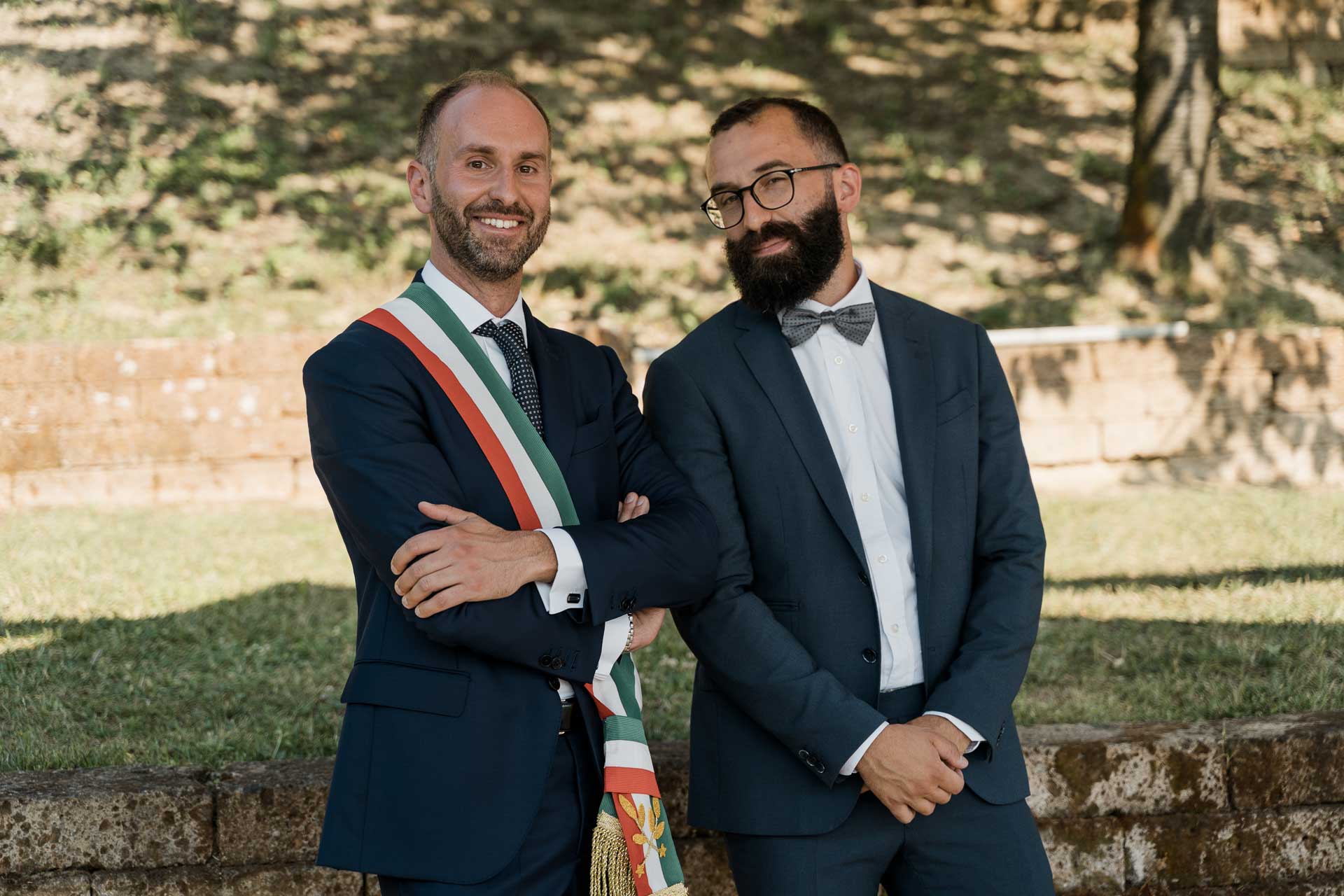 Il celebrante con la fascia tricolore e l'amico dello sposo, in attesa