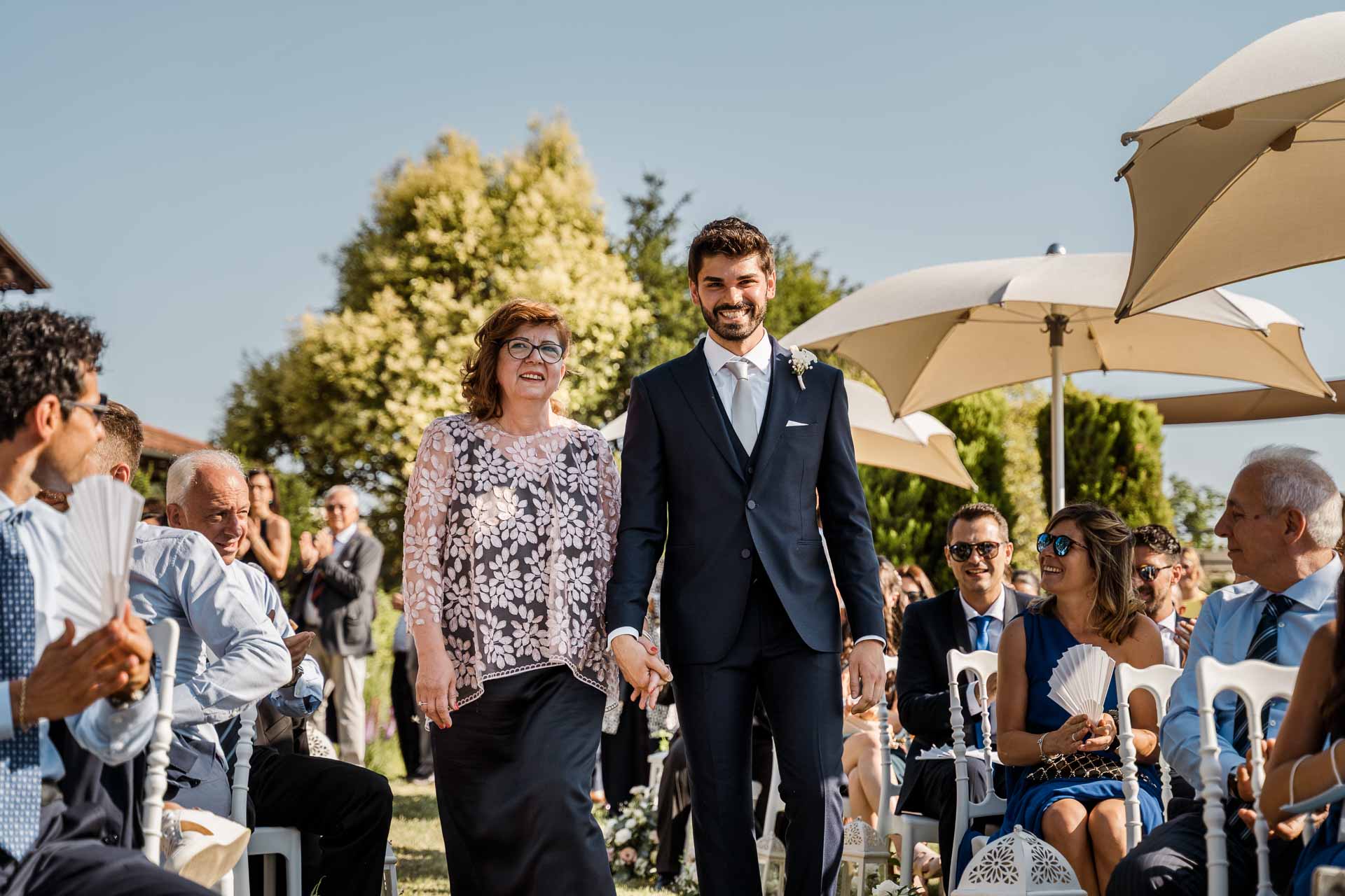 Lo sposo entra con la mamma, tra gli ombrelloni e gli invitati