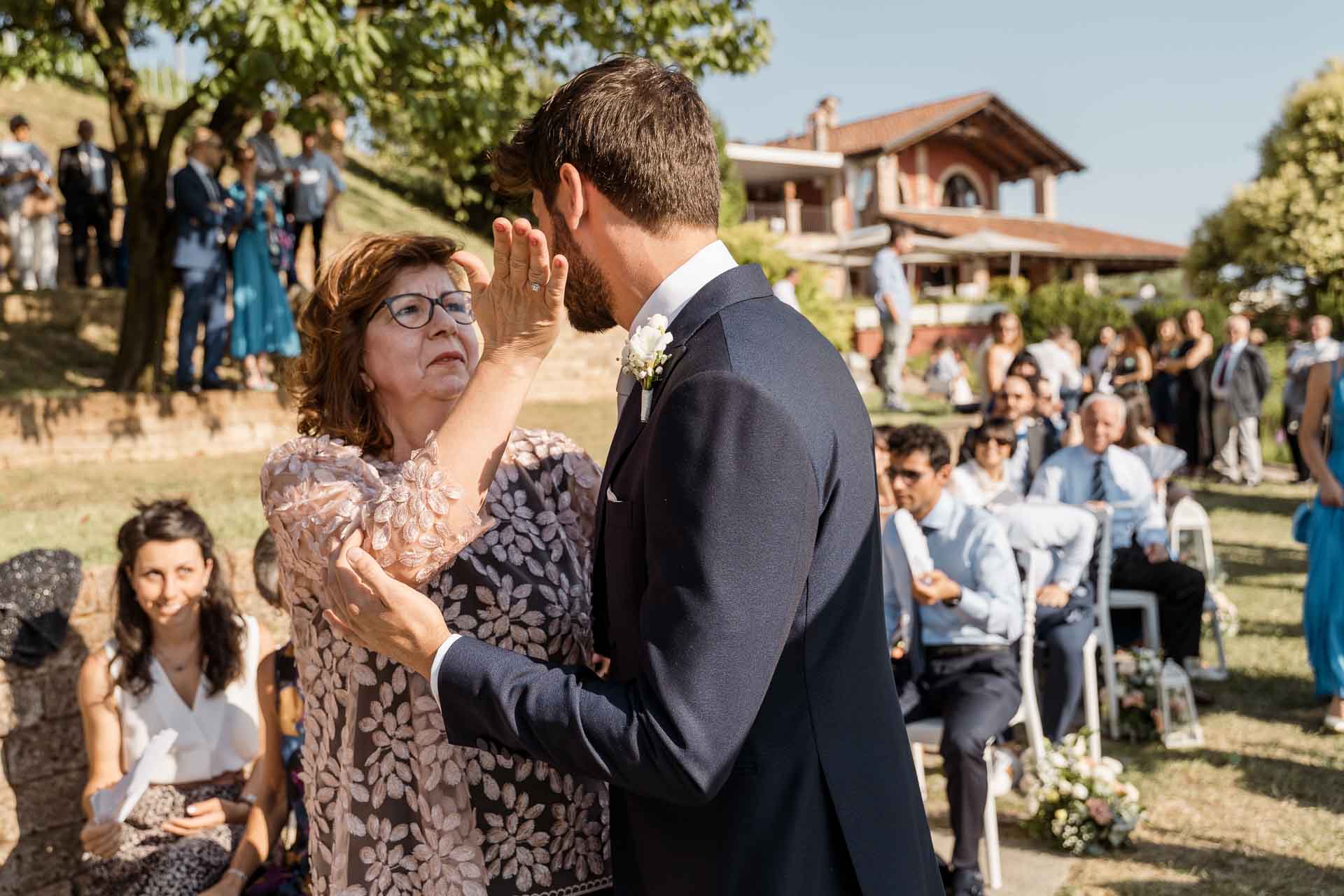 La mamma accarezza il viso dello sposo prima della cerimonia