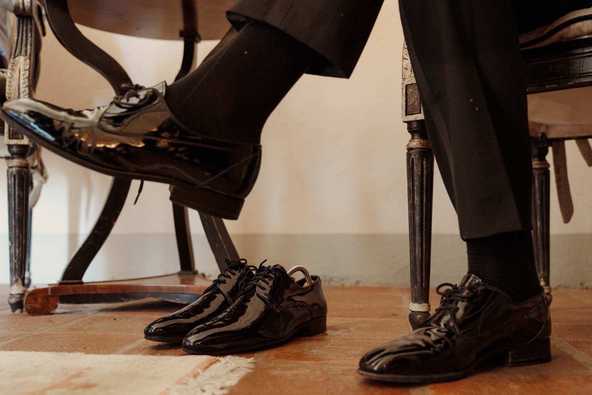 Lo sposo si infila le scarpe lucide