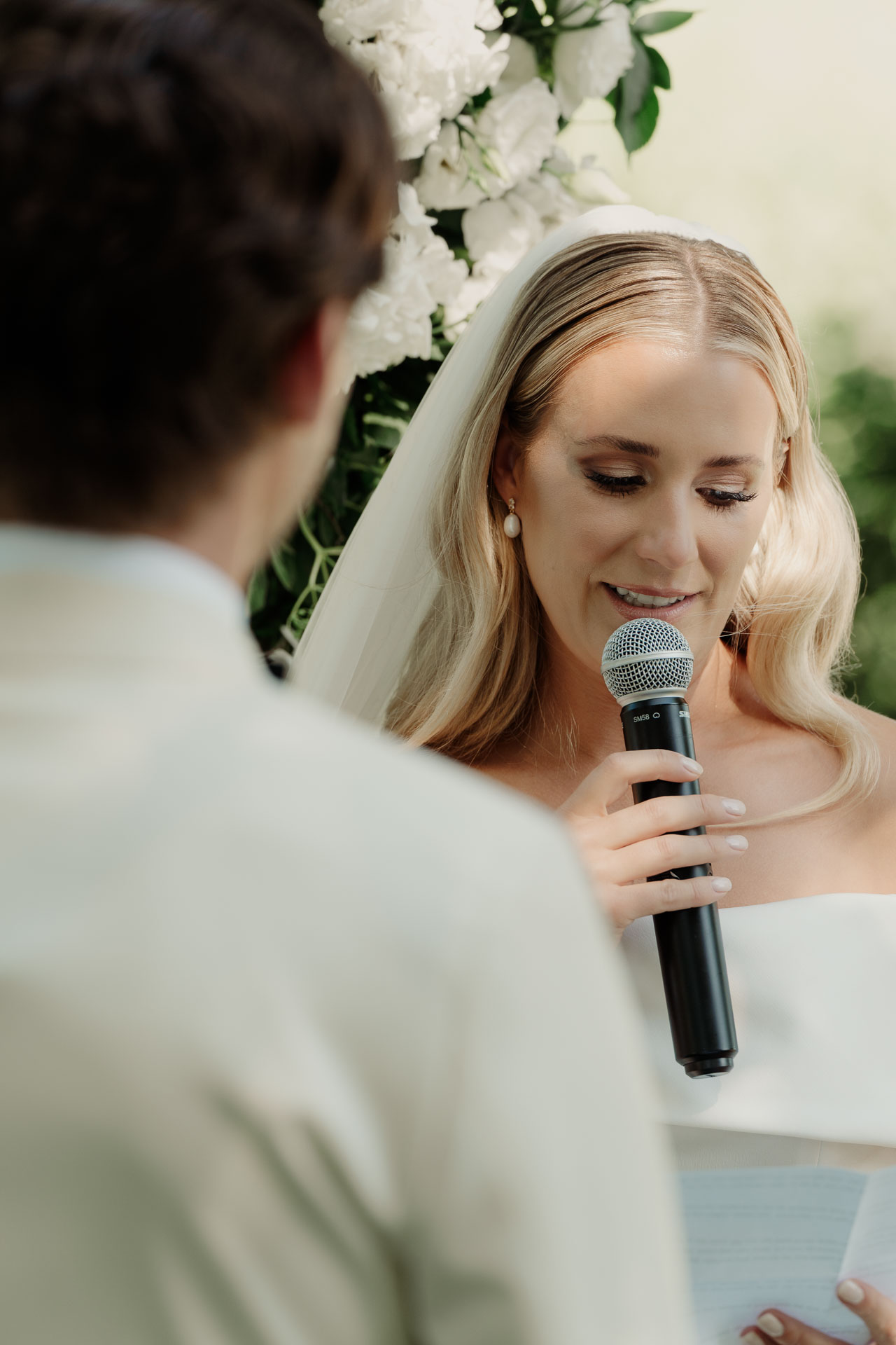 La sposa legge le promesse al microfono