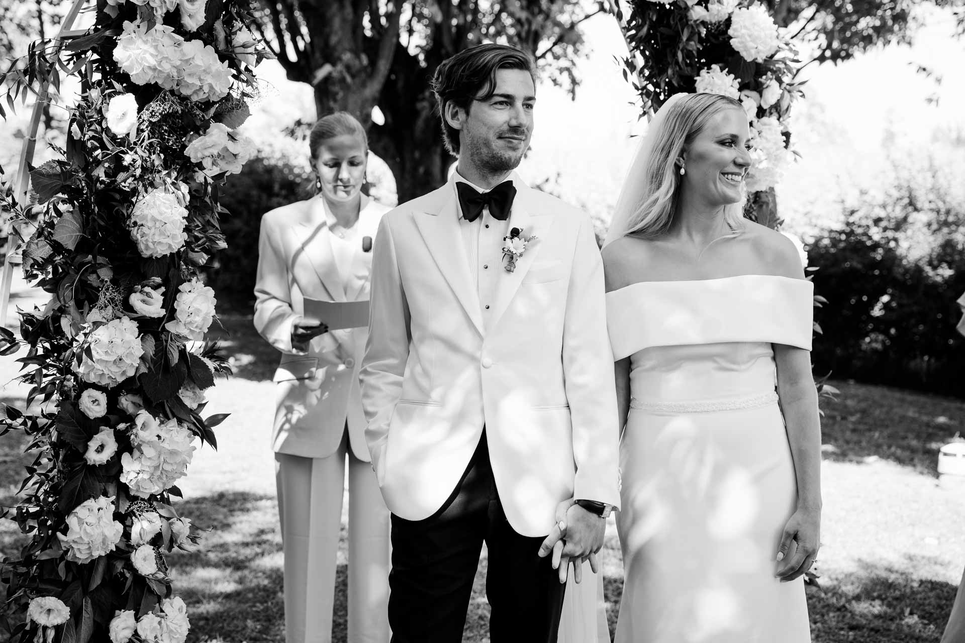 In bianco e nero, gli sposi e la celebrante