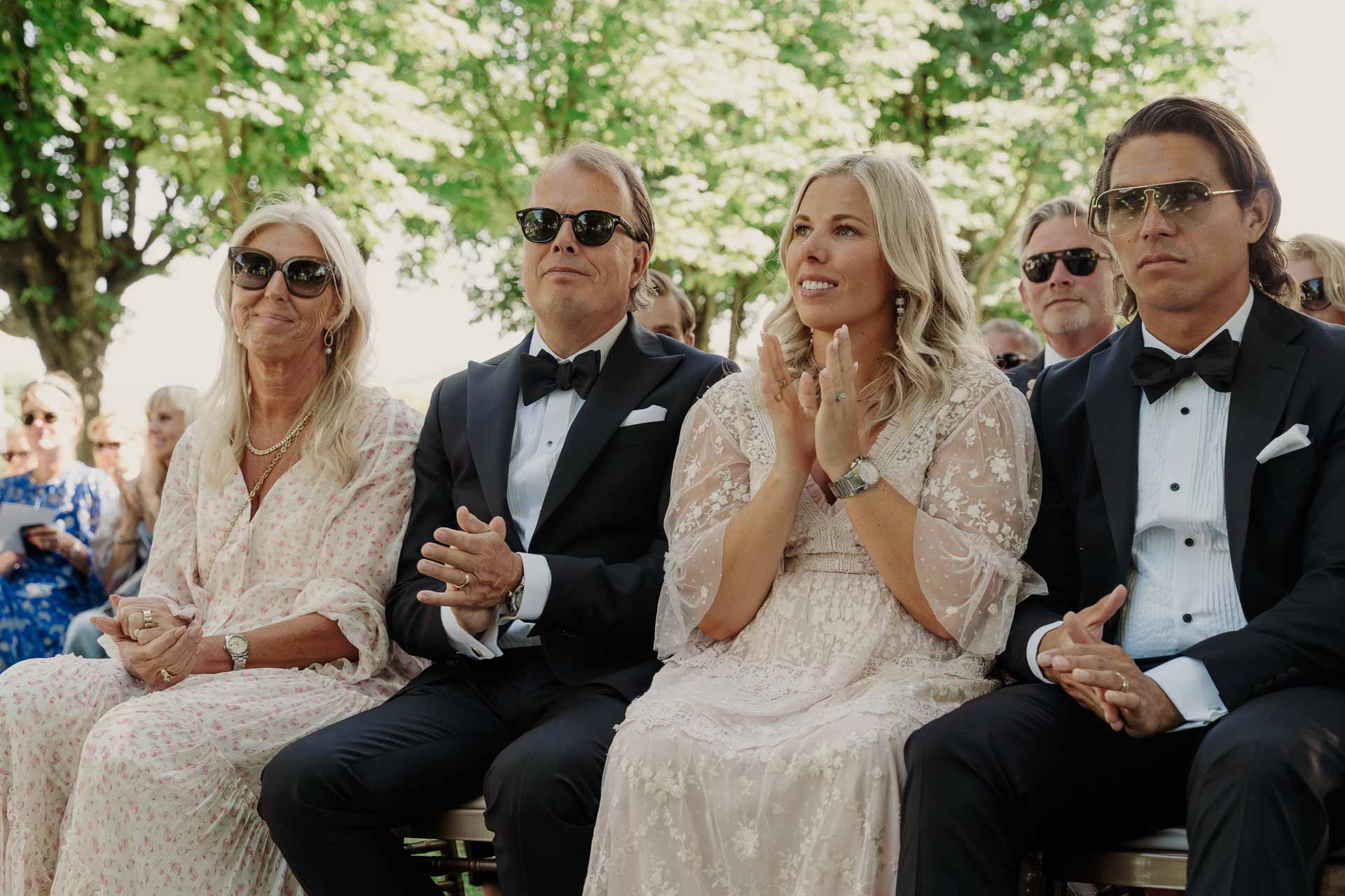 Gli invitati in prima fila applaudono