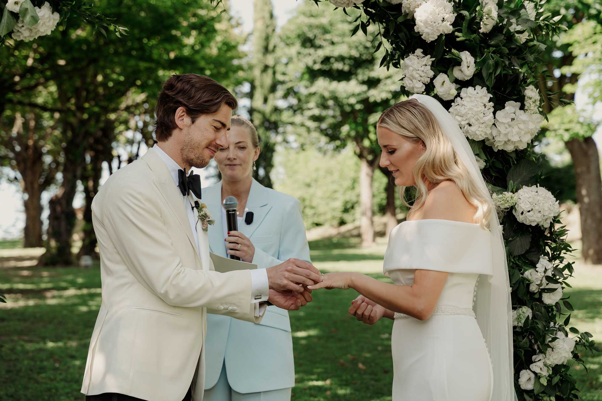 Lo sposo infila l'anello alla sposa