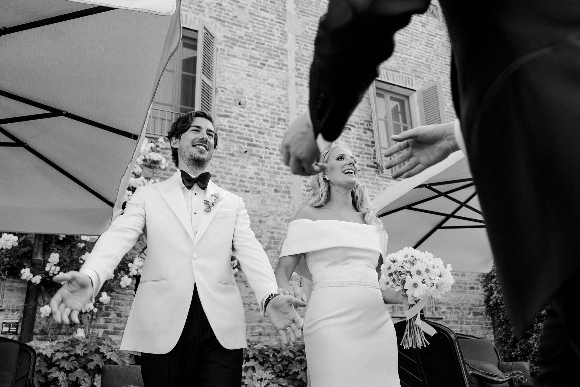 In bianco e nero, gli sposi festeggiati dagli invitati