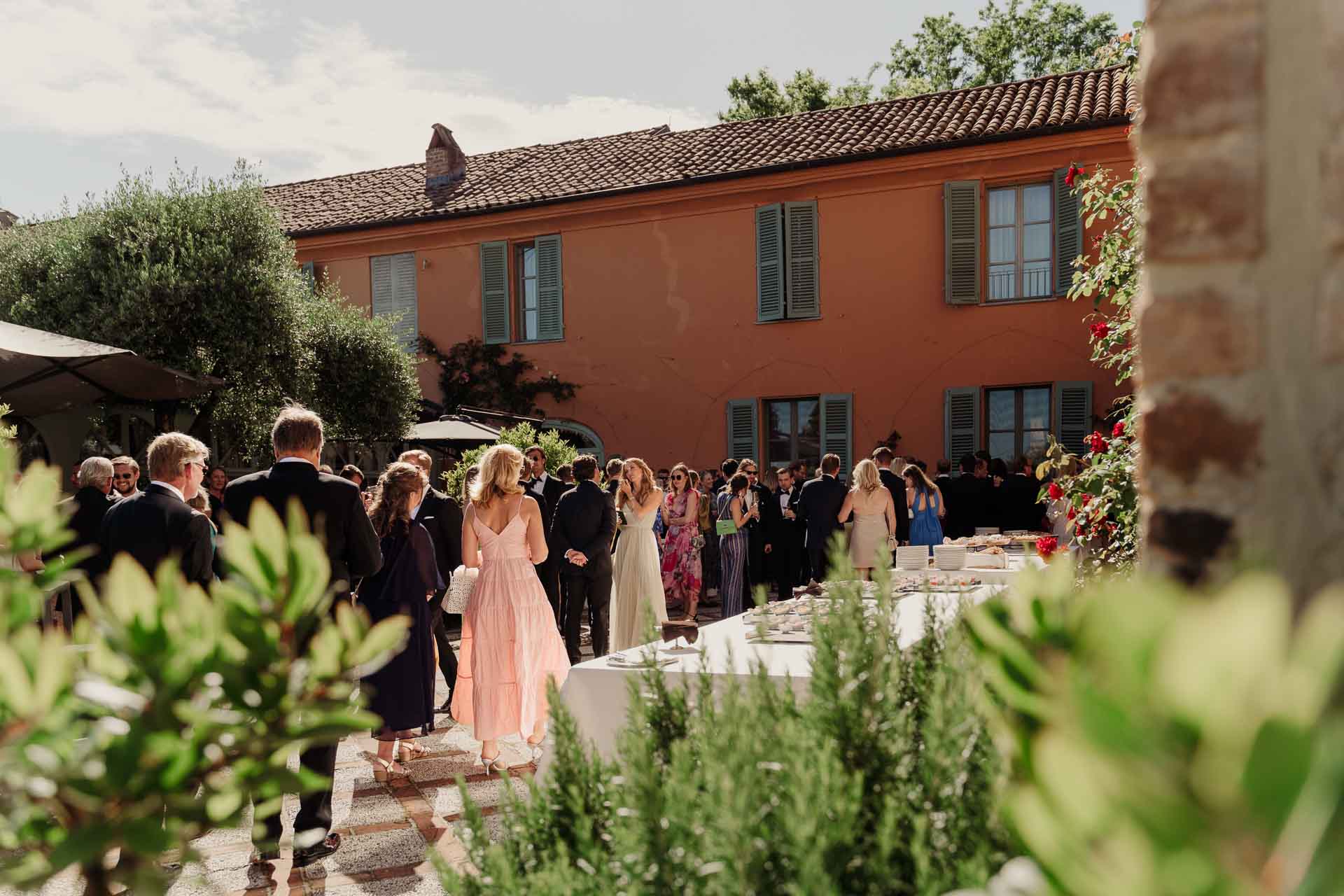 Gli invitati all'aperitivo davanti al Relais Sant'Uffizio