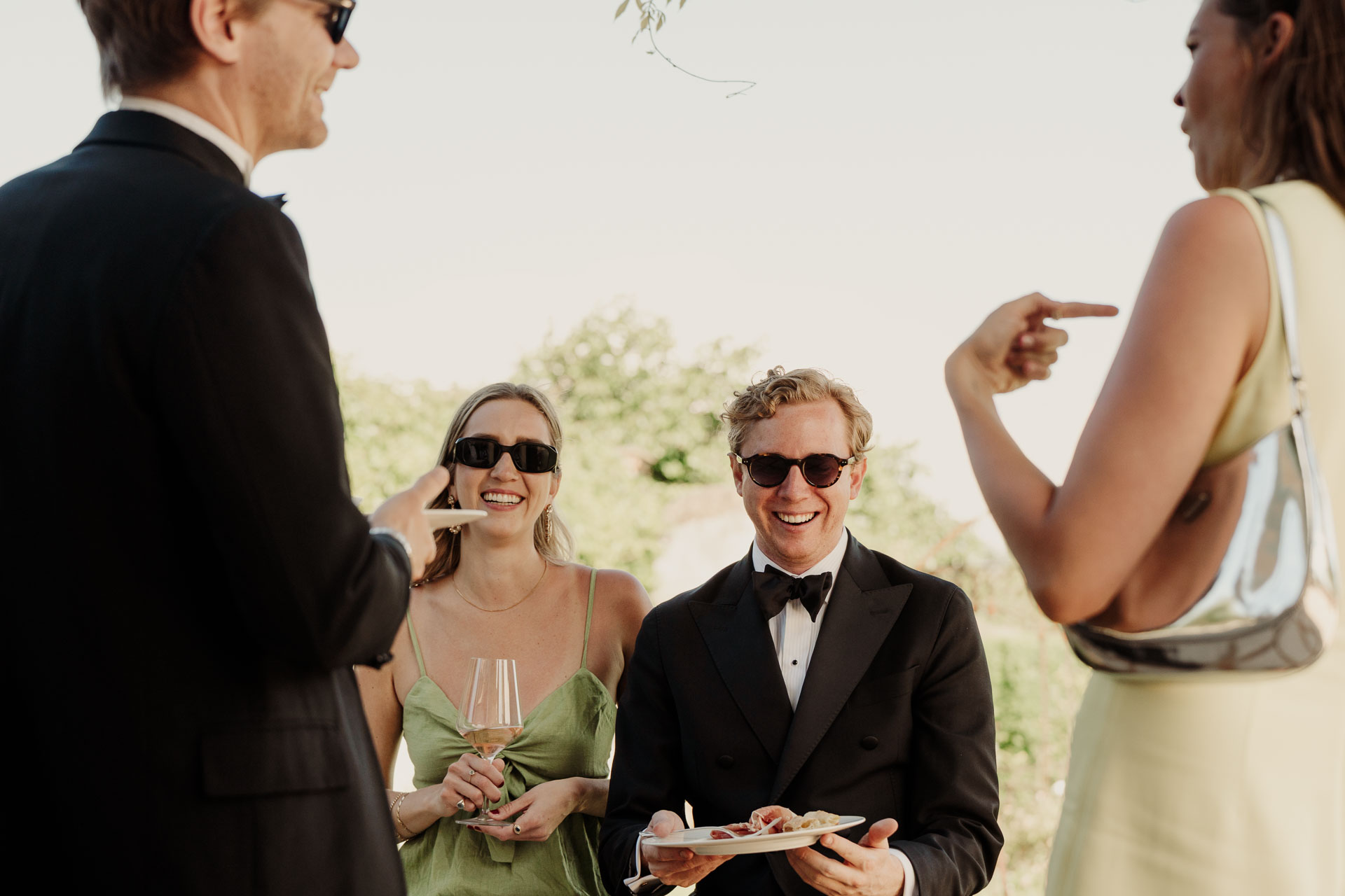 Gli amici ridono all'aperitivo