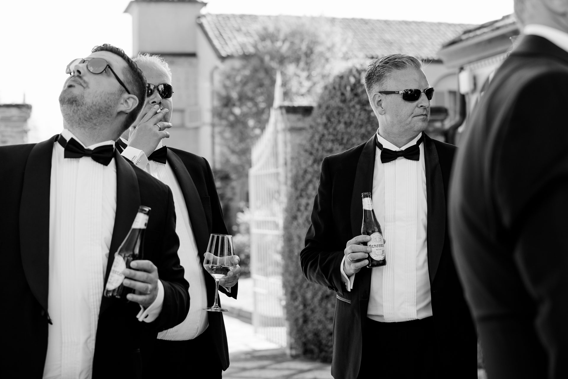 In bianco e nero, due amici brindano con la birra