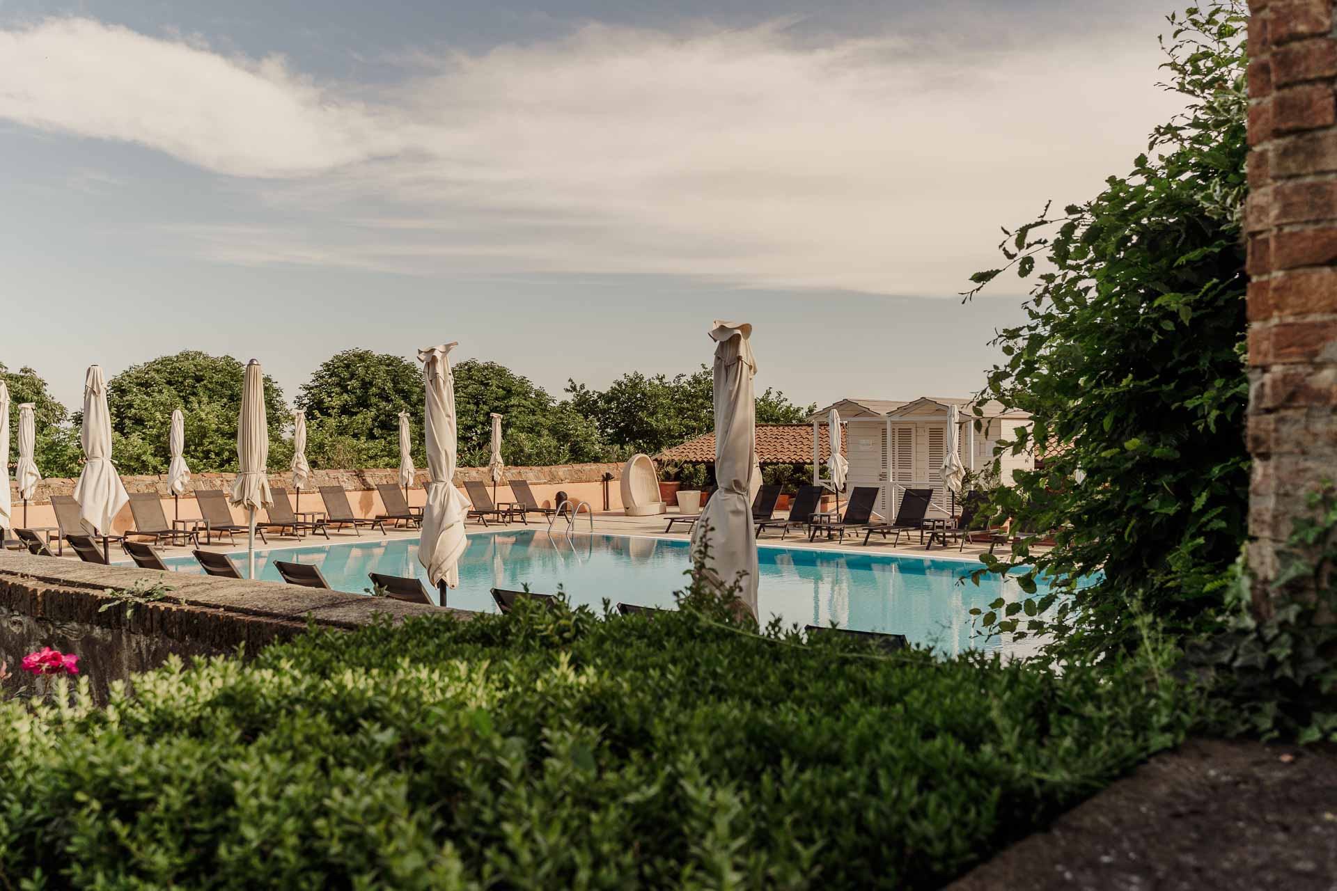 La piscina e il giardino del Relais Sant'Uffizio nella luce della sera
