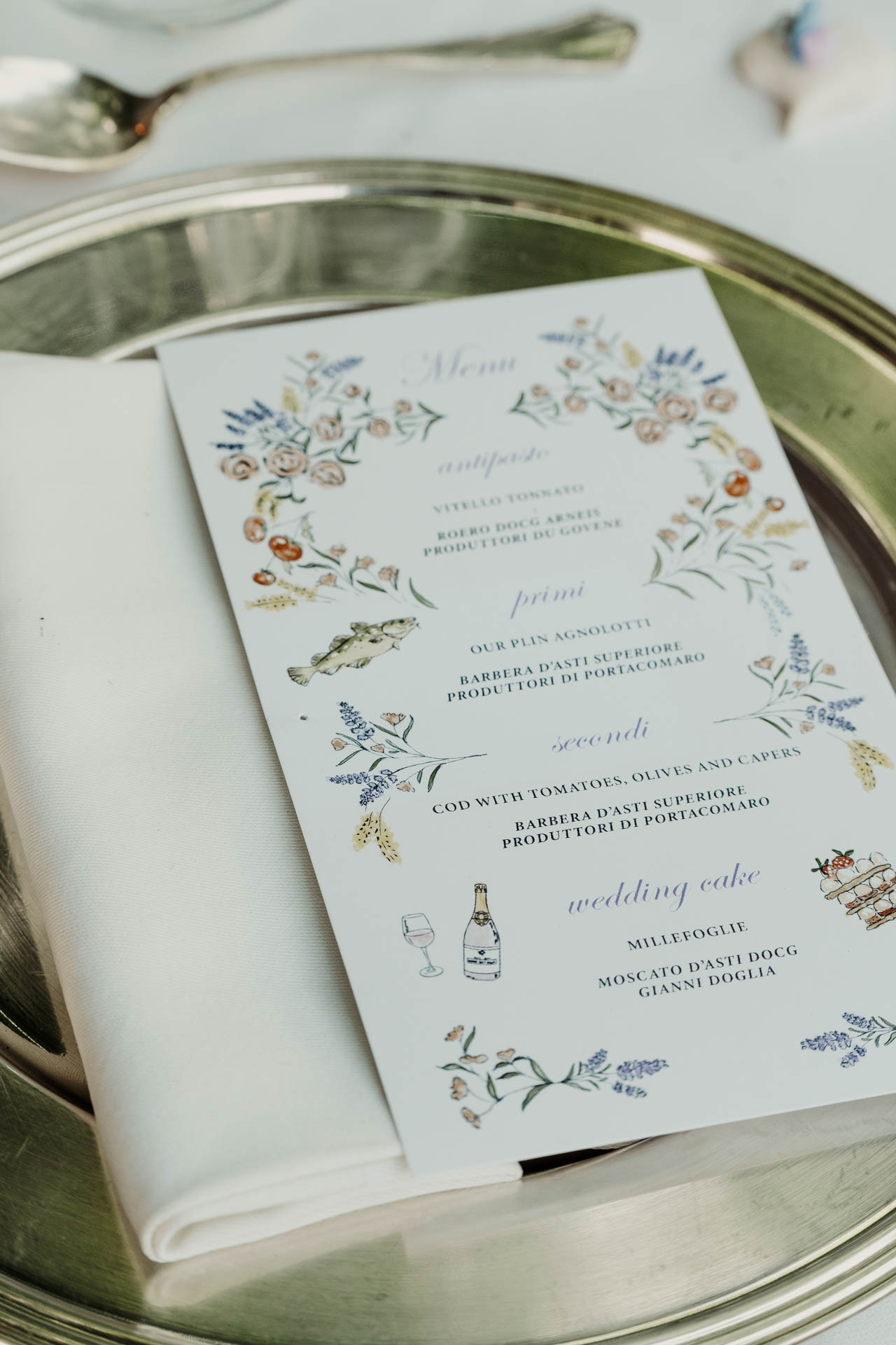 Il menu illustrato sul sottopiatto d'argento