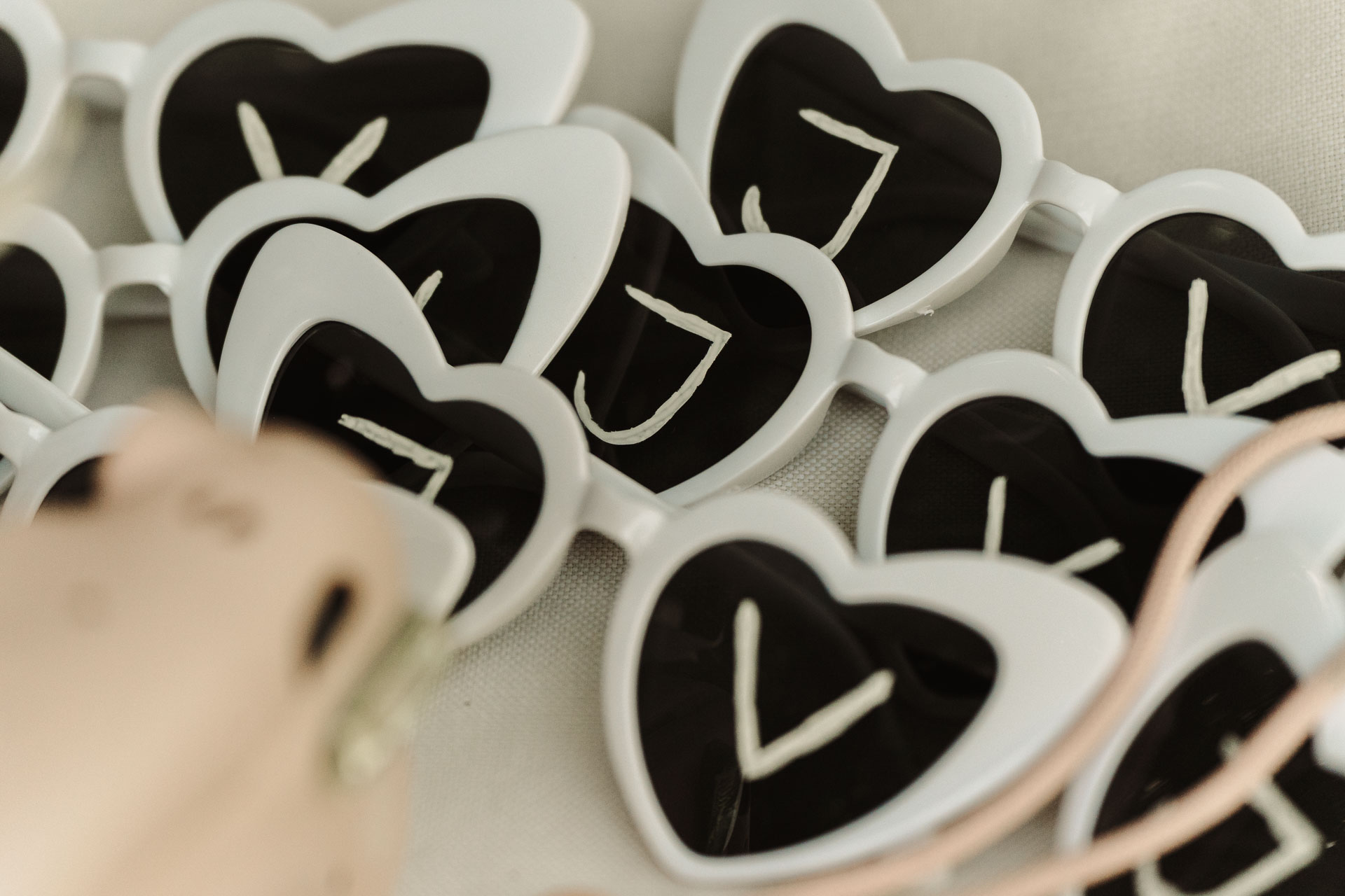 Gli occhiali a cuore per gli invitati