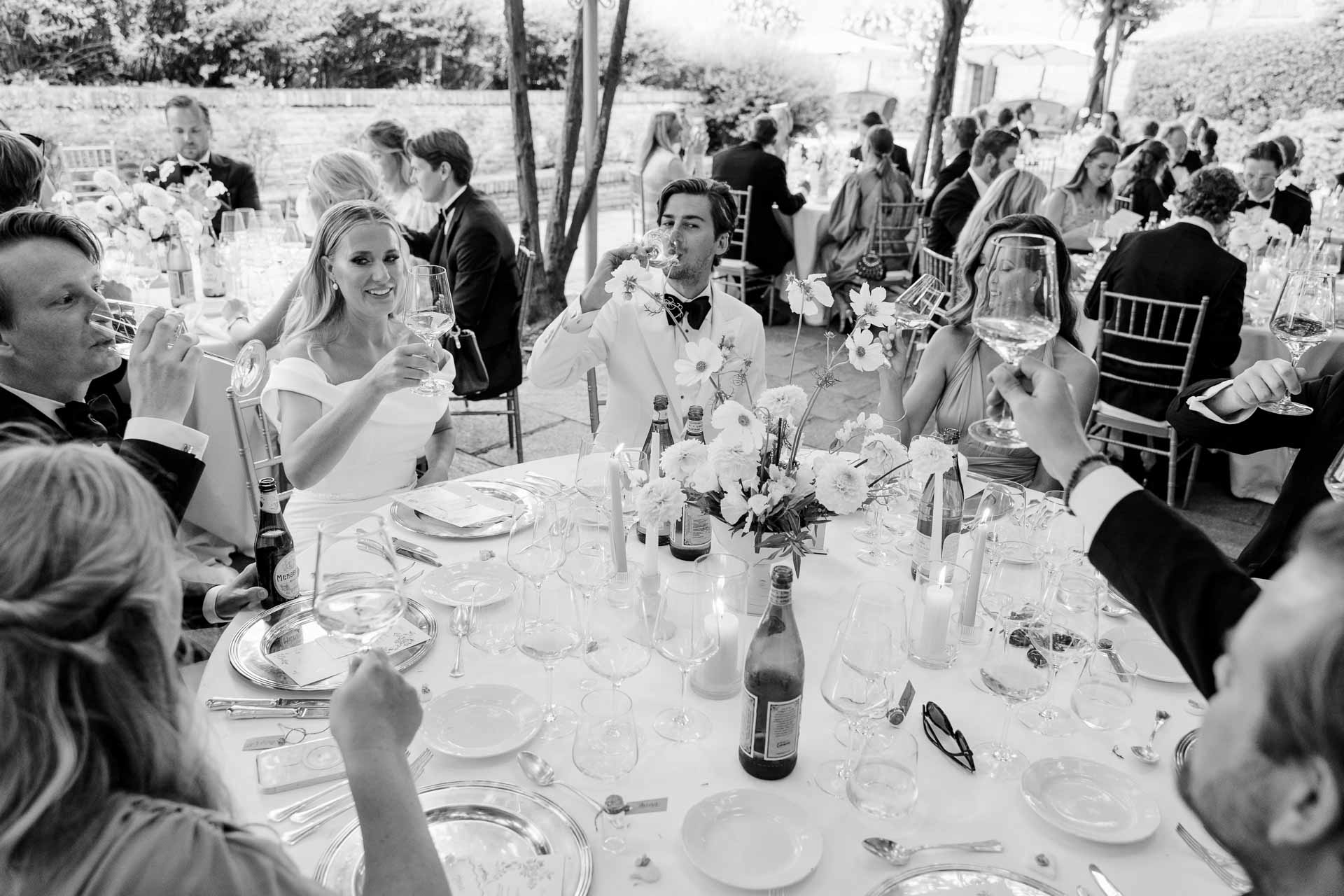 In bianco e nero, la cena con gli sposi tra gli invitati
