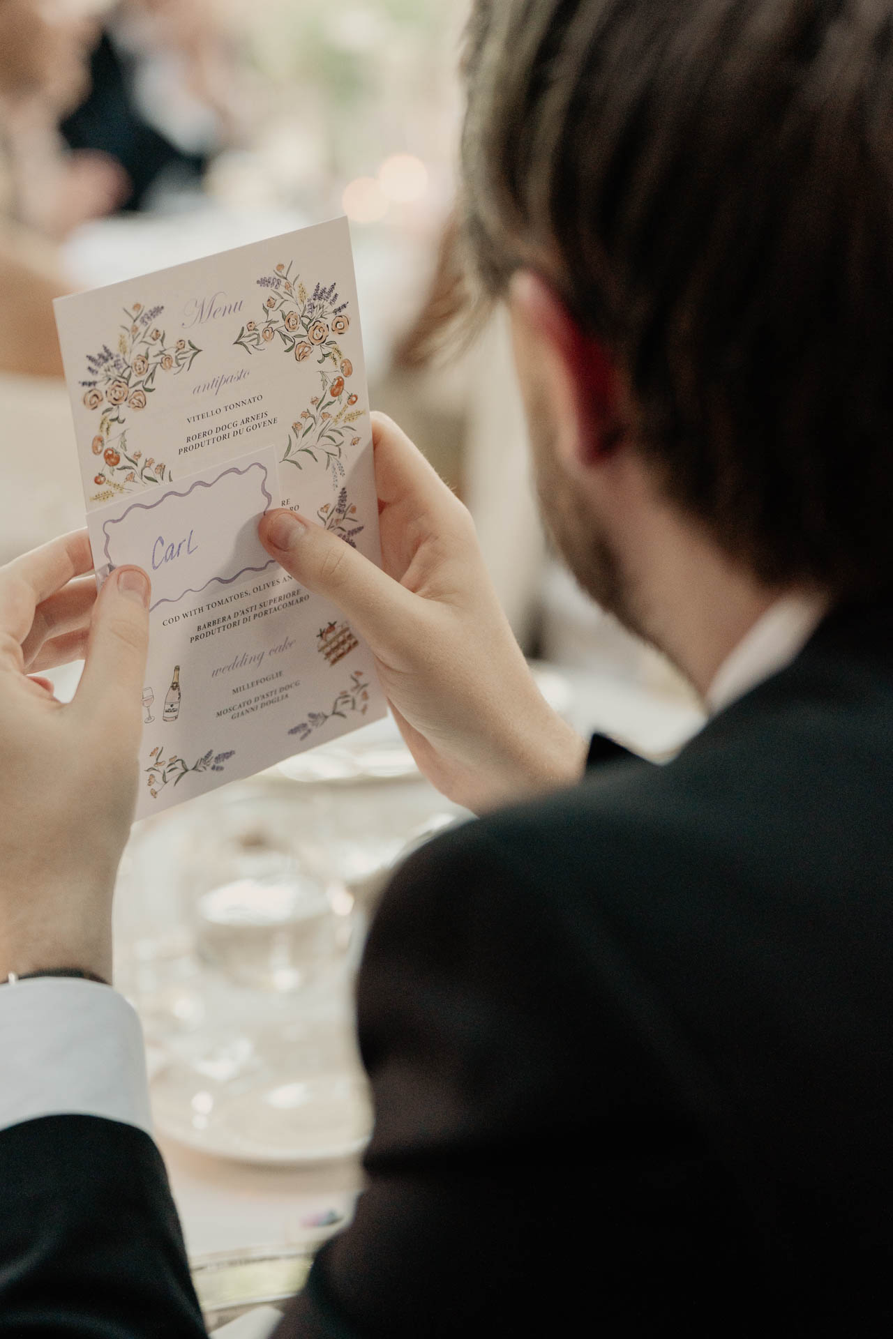 Un invitato legge il menu