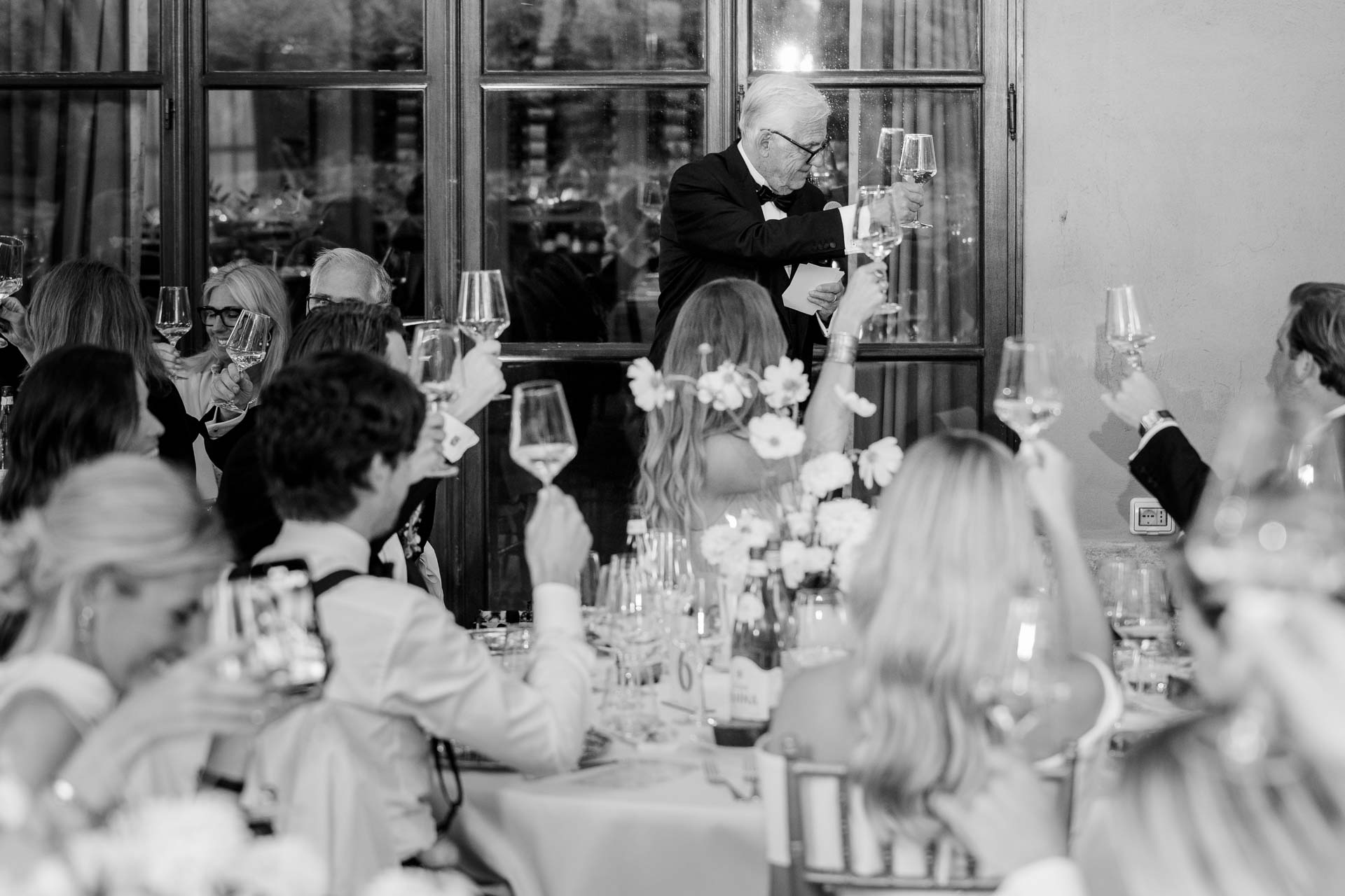 In bianco e nero, il brindisi degli invitati
