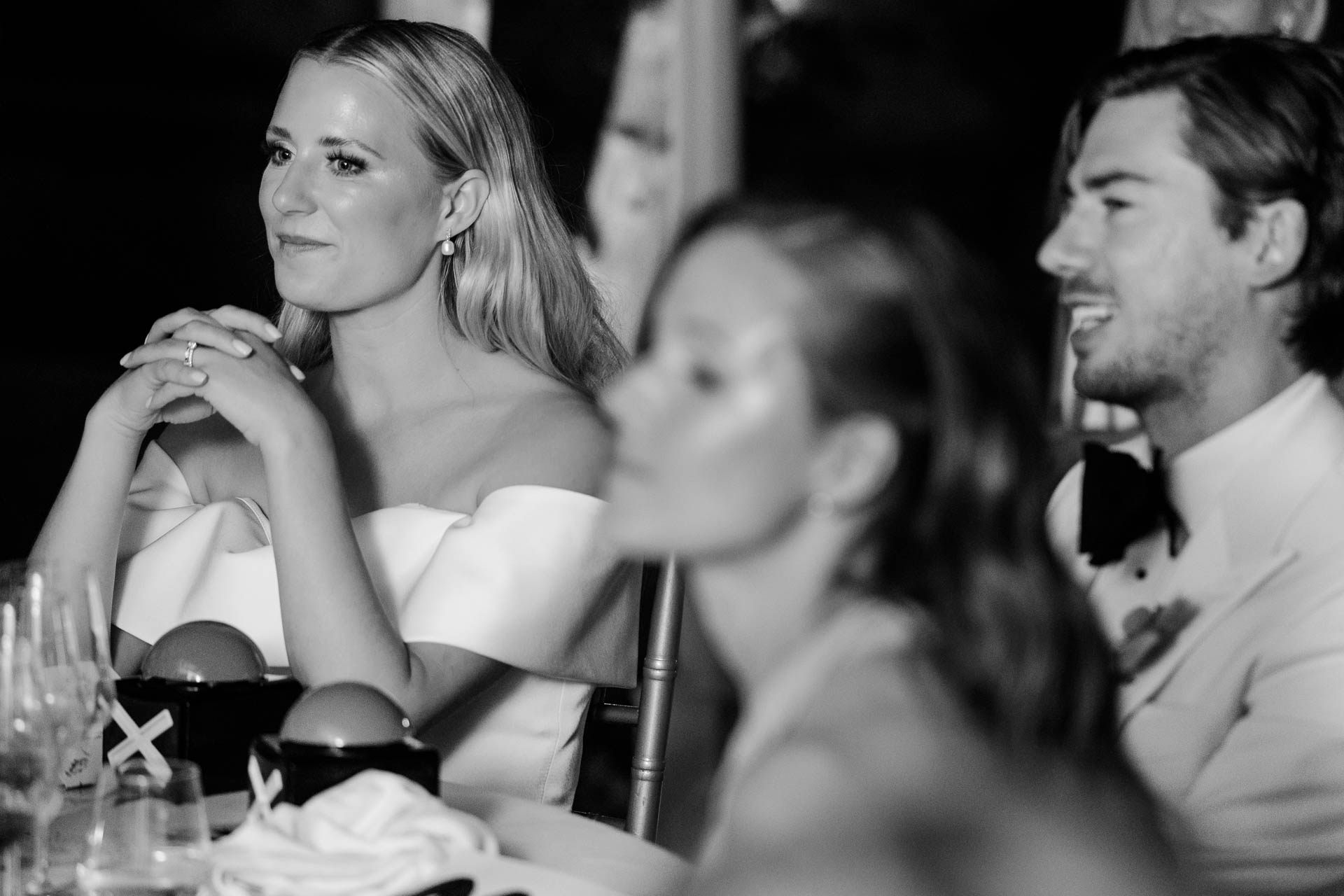 In bianco e nero, la sposa ascolta a tavola