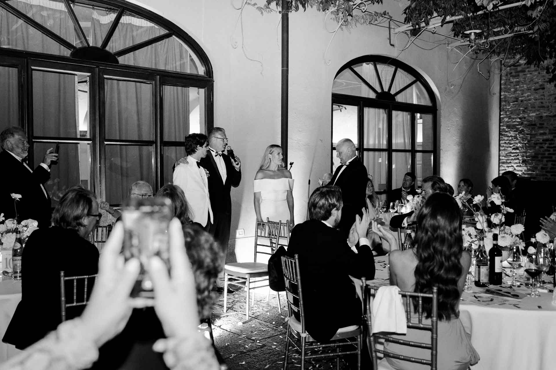 In bianco e nero, la cena di sera, con un discorso