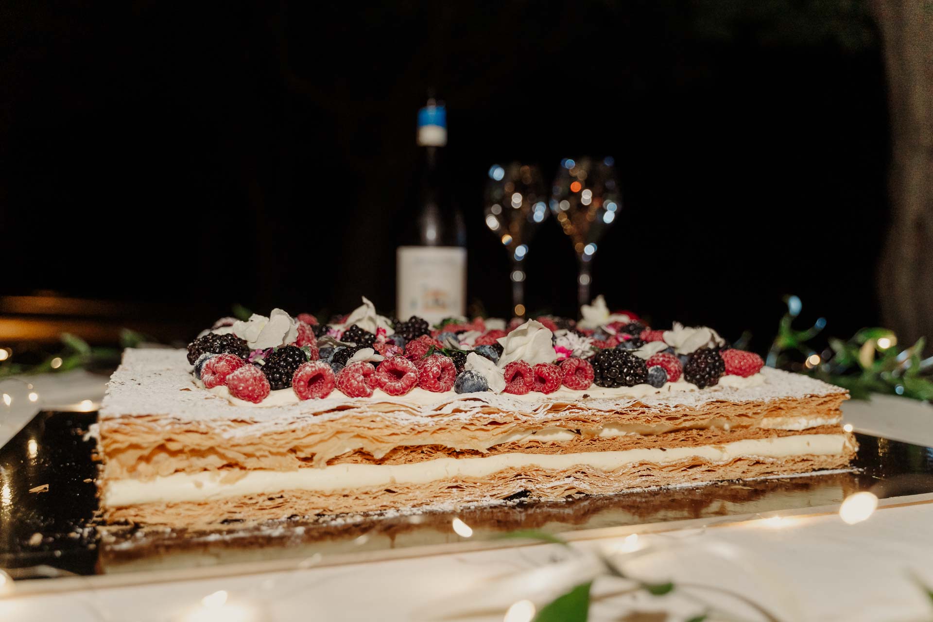La torta millefoglie con i frutti di bosco