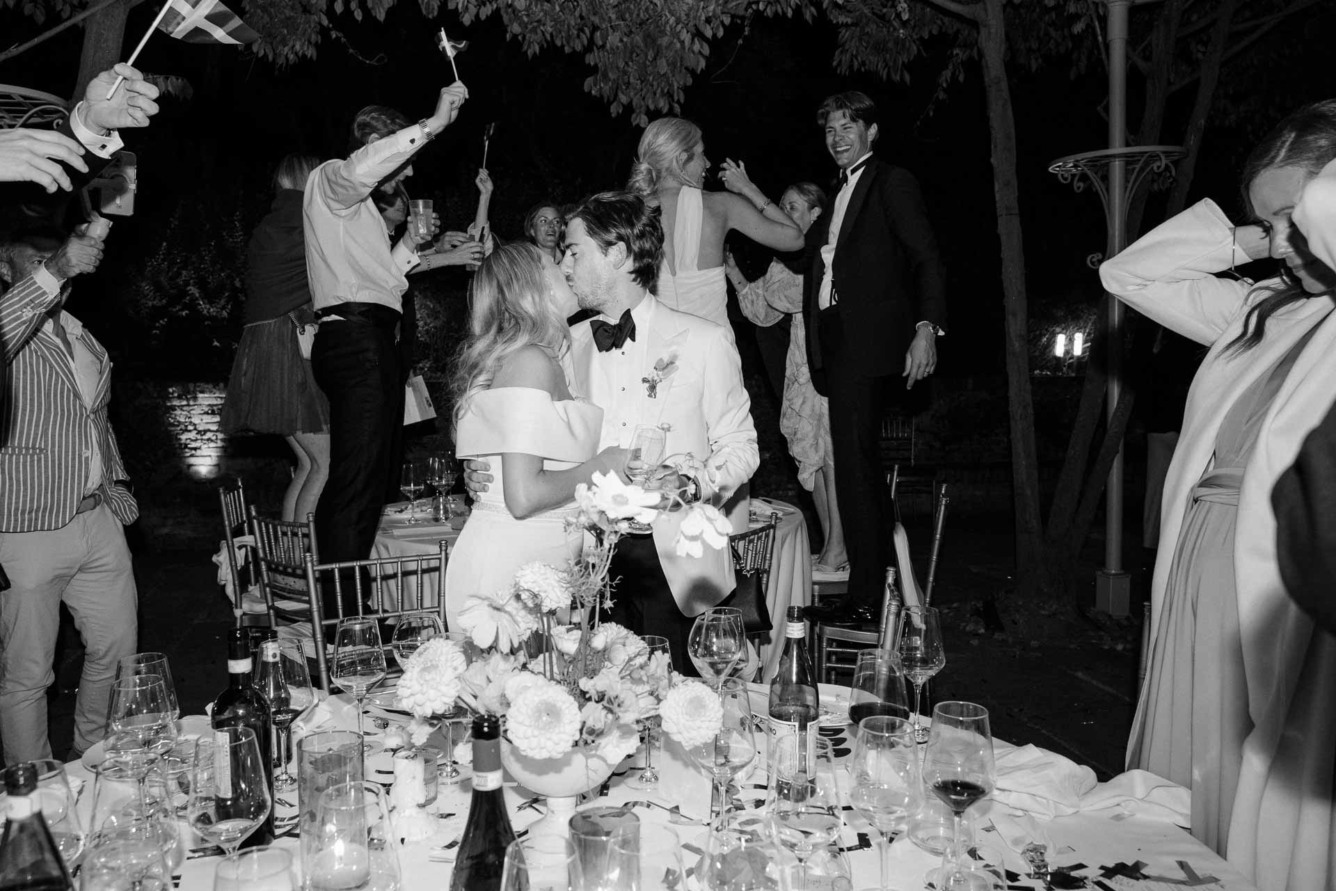 In bianco e nero, gli sposi tra gli invitati in festa