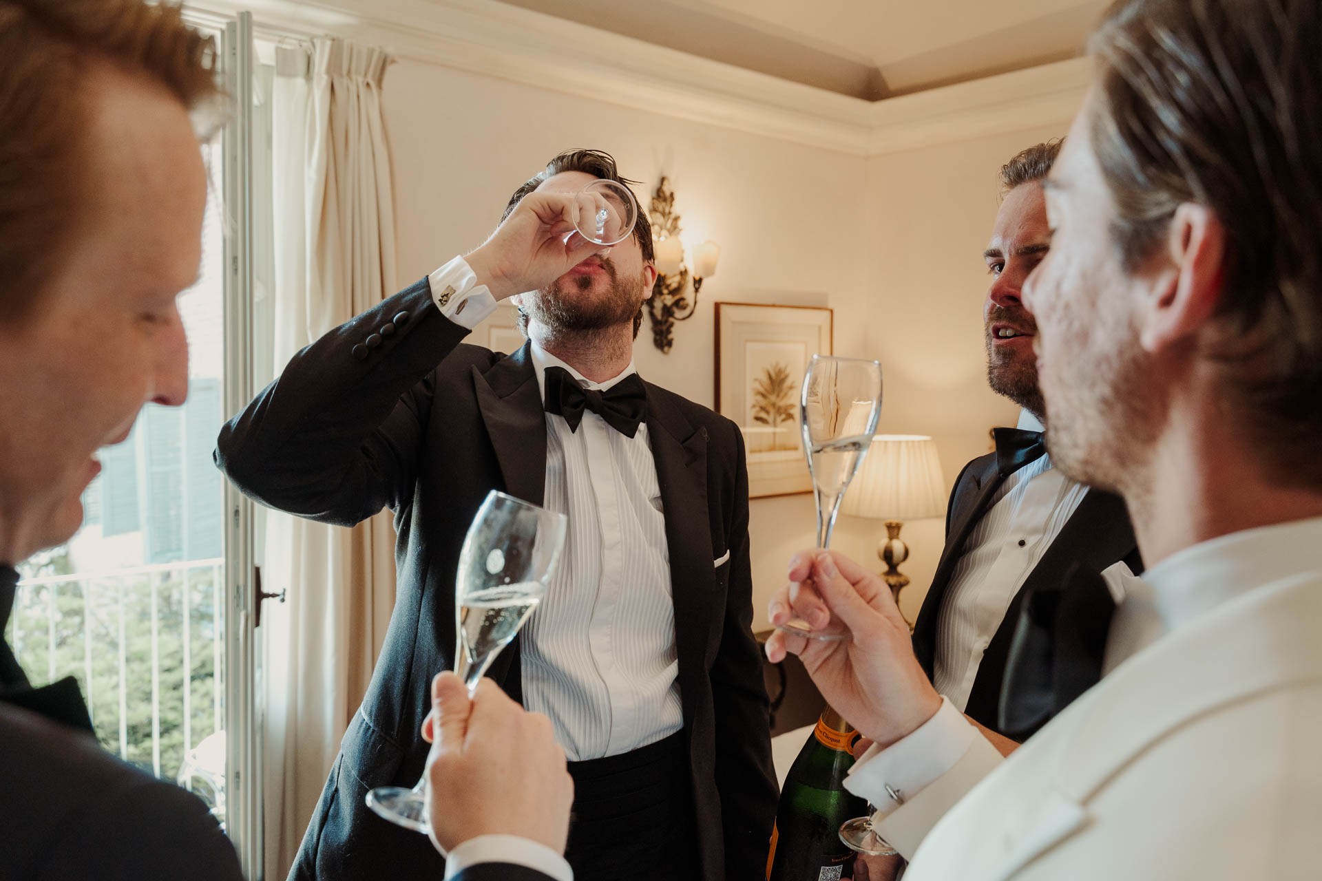 Lo sposo e gli amici bevono lo champagne