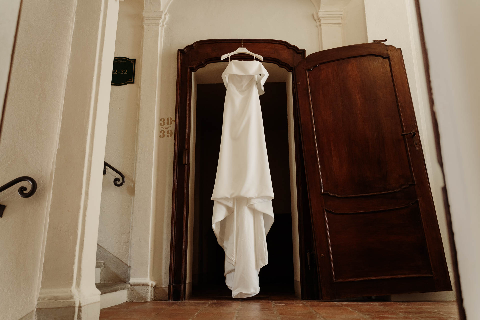 L'abito da sposa appeso alla porta dell'armadio