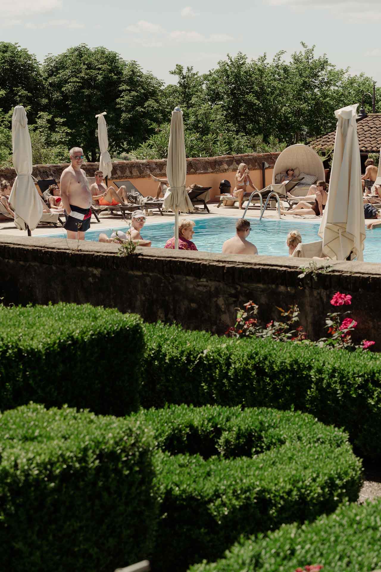Il giardino all'italiana e la piscina del Relais Sant'Uffizio, con gli ombrelloni