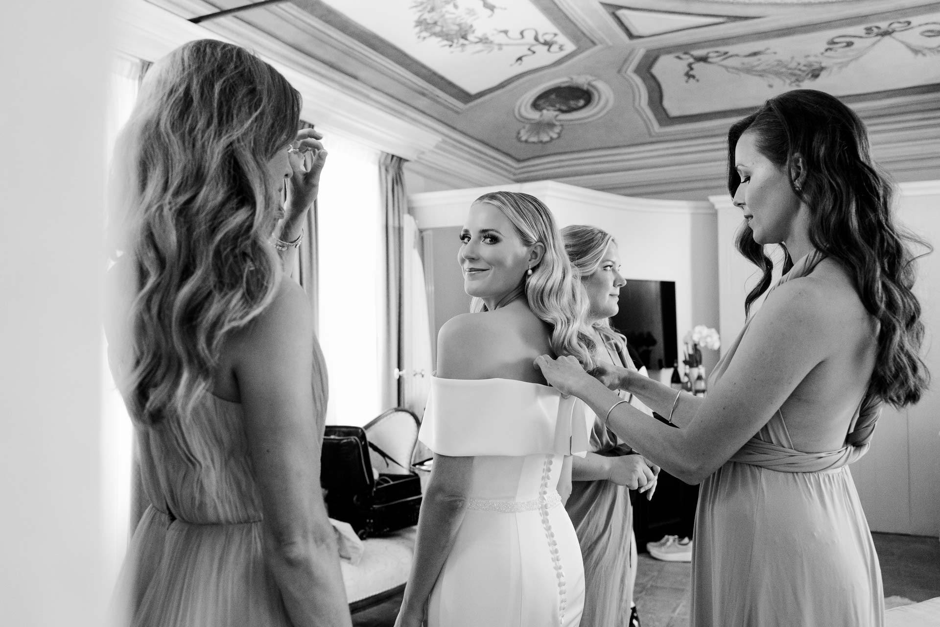 In bianco e nero, la sposa e le damigelle nella camera affrescata