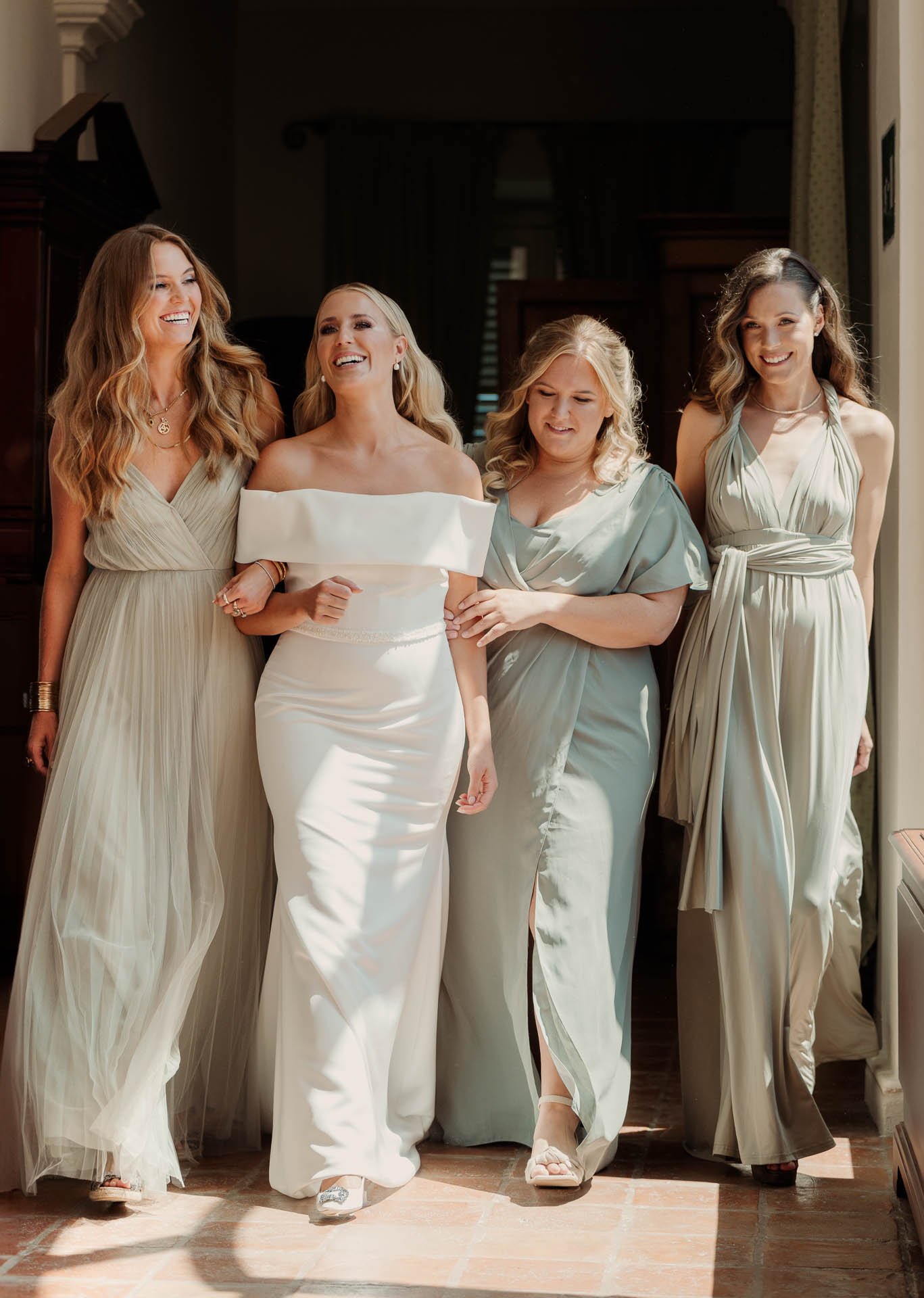 La sposa cammina con le damigelle in verde salvia